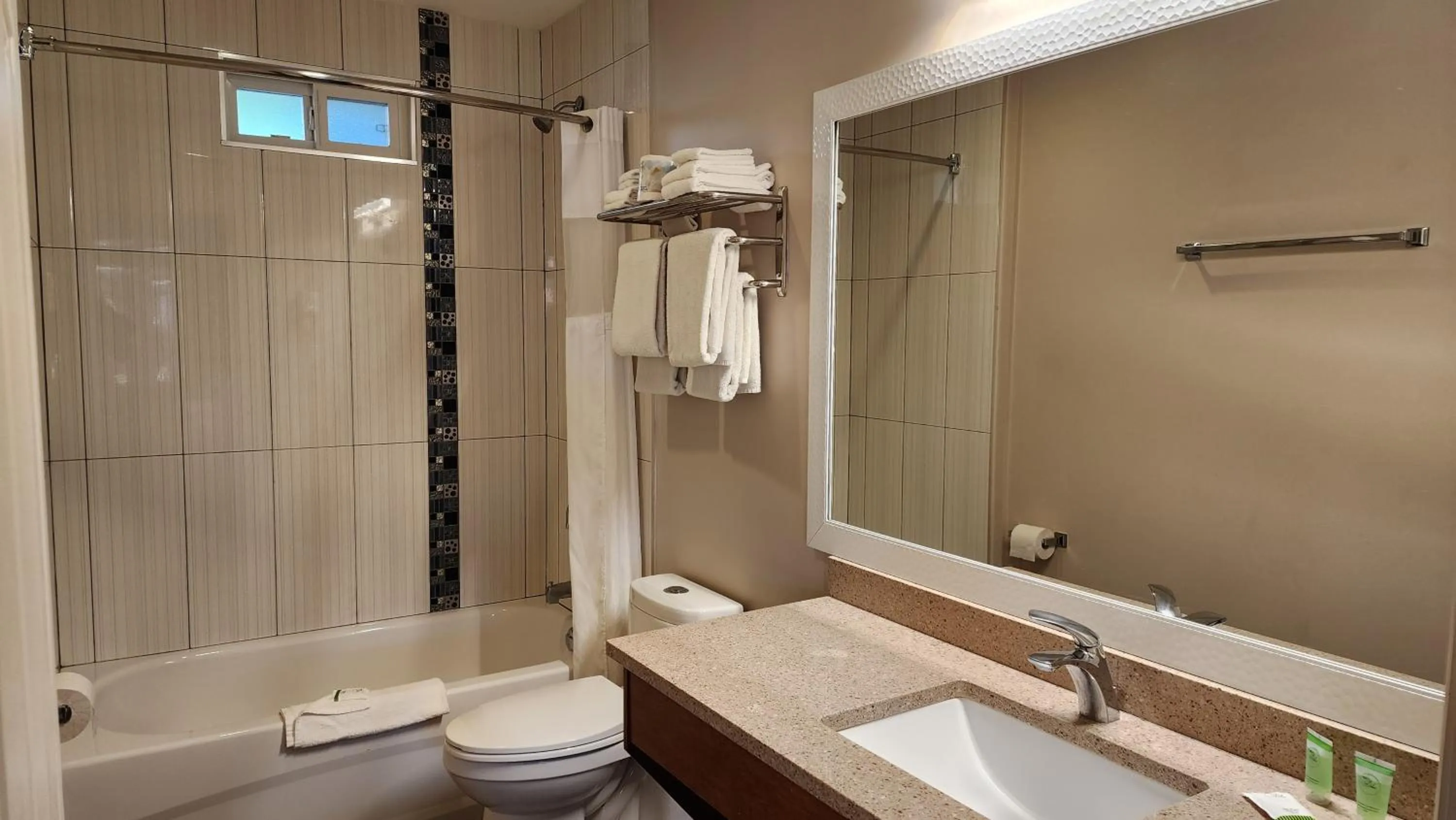 Sahara Courtyard Inn & Suites Osoyoos