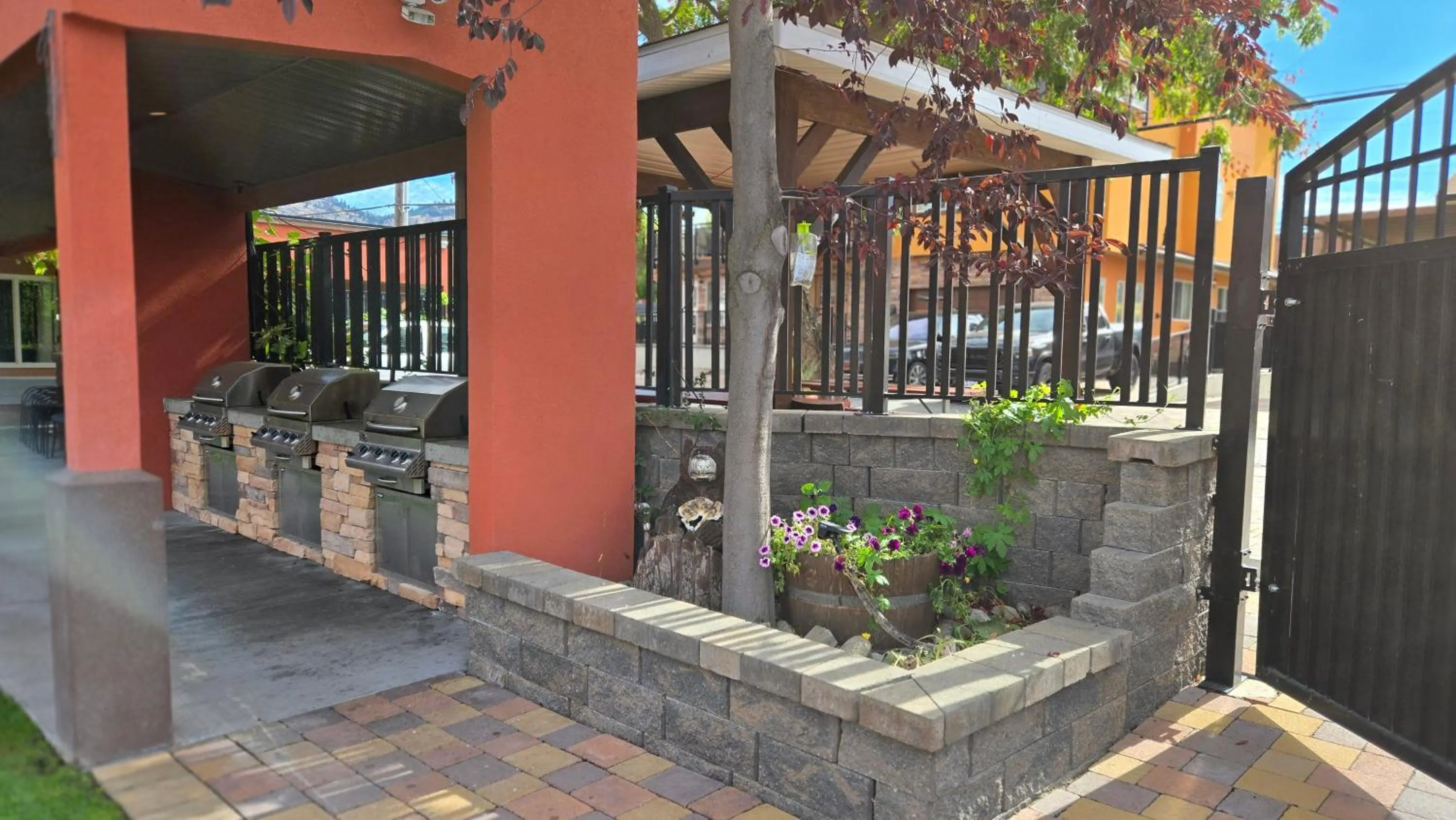 Sahara Courtyard Inn & Suites Osoyoos