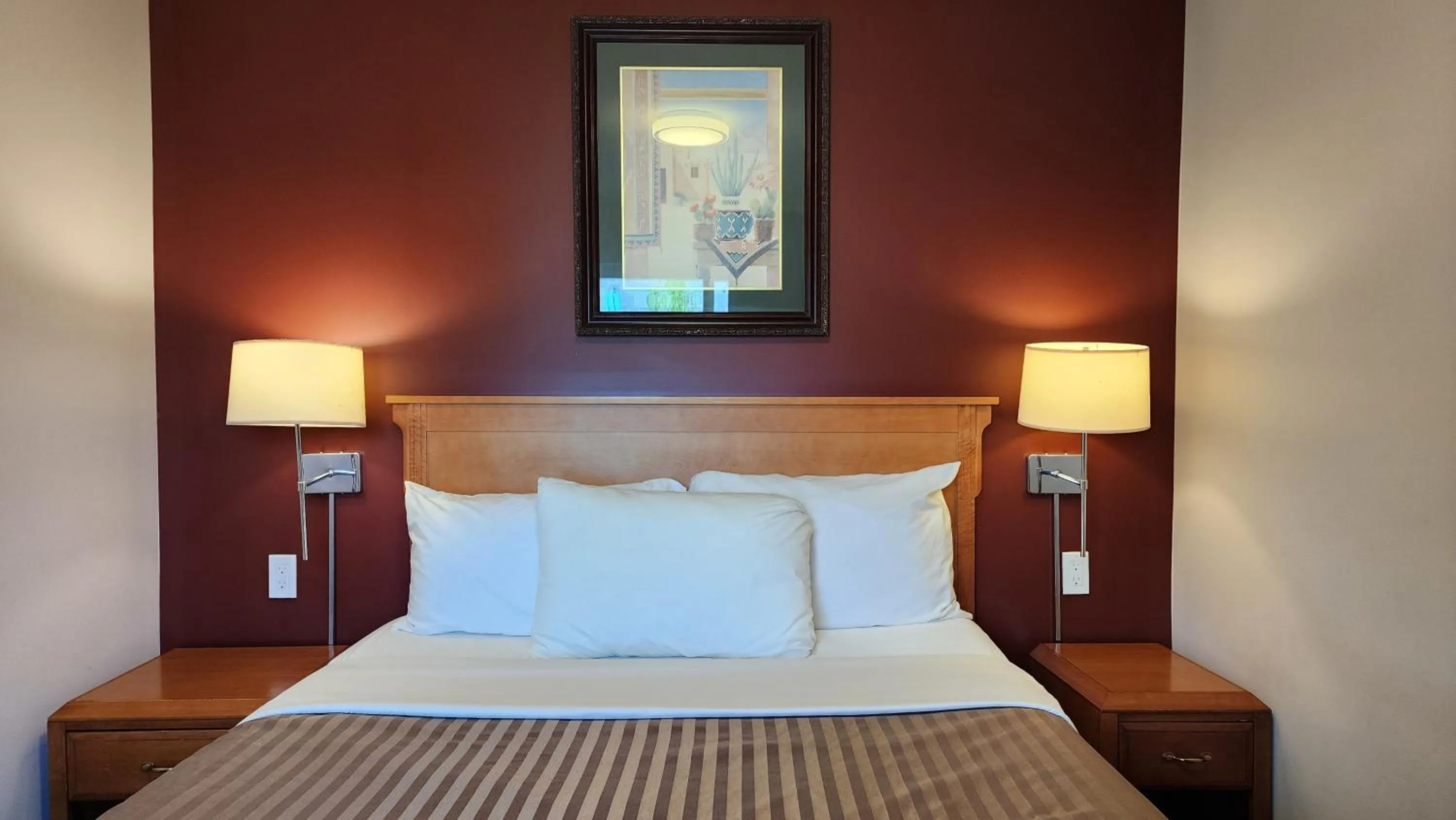 Bed in Sahara Courtyard Inn & Suites Osoyoos