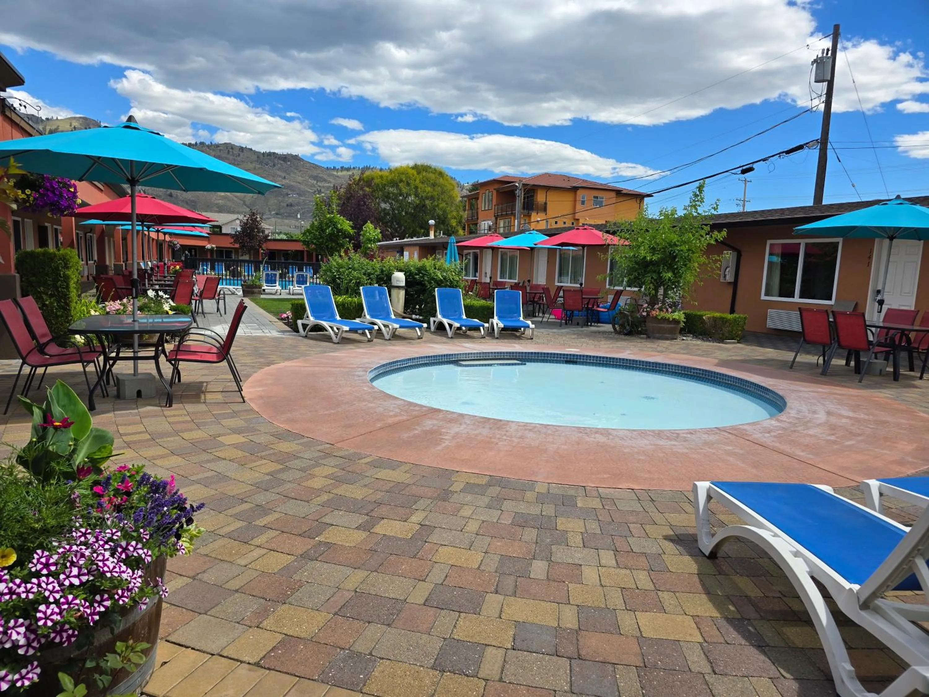 Sahara Courtyard Inn & Suites Osoyoos