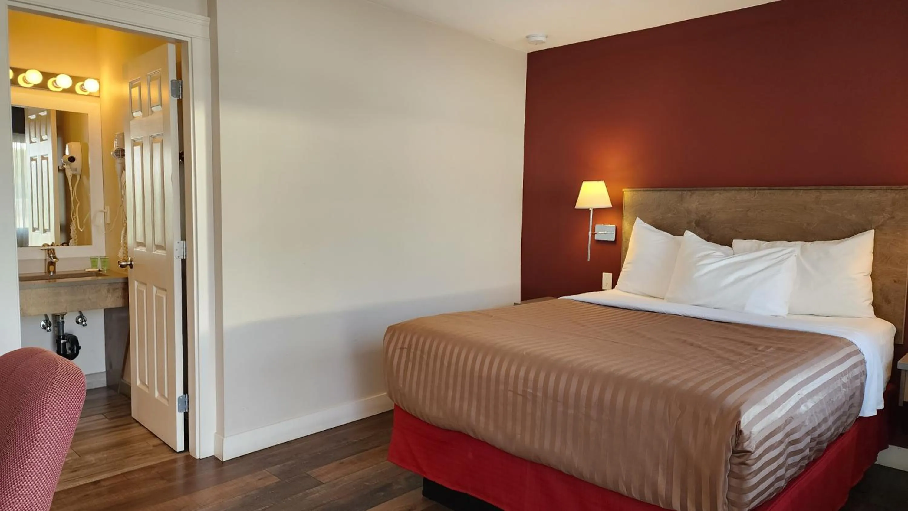 Bed in Sahara Courtyard Inn & Suites Osoyoos