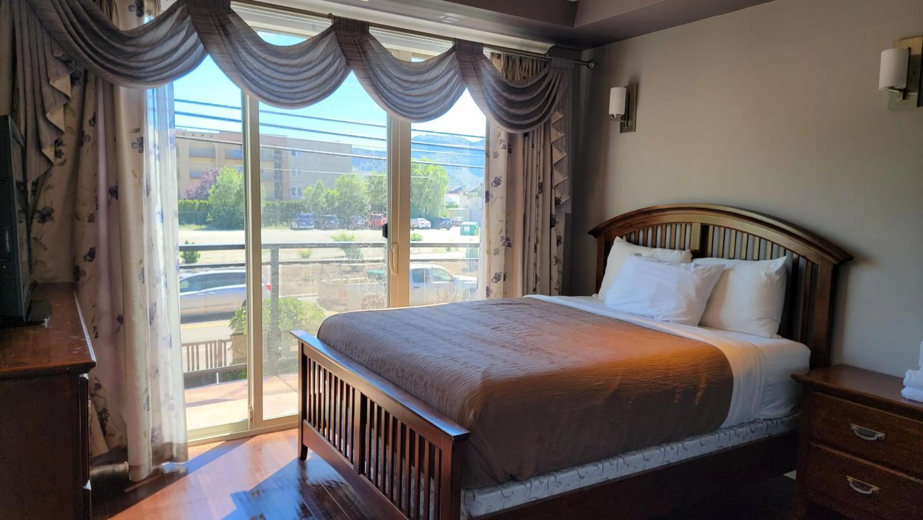 Bed in Sahara Courtyard Inn & Suites Osoyoos