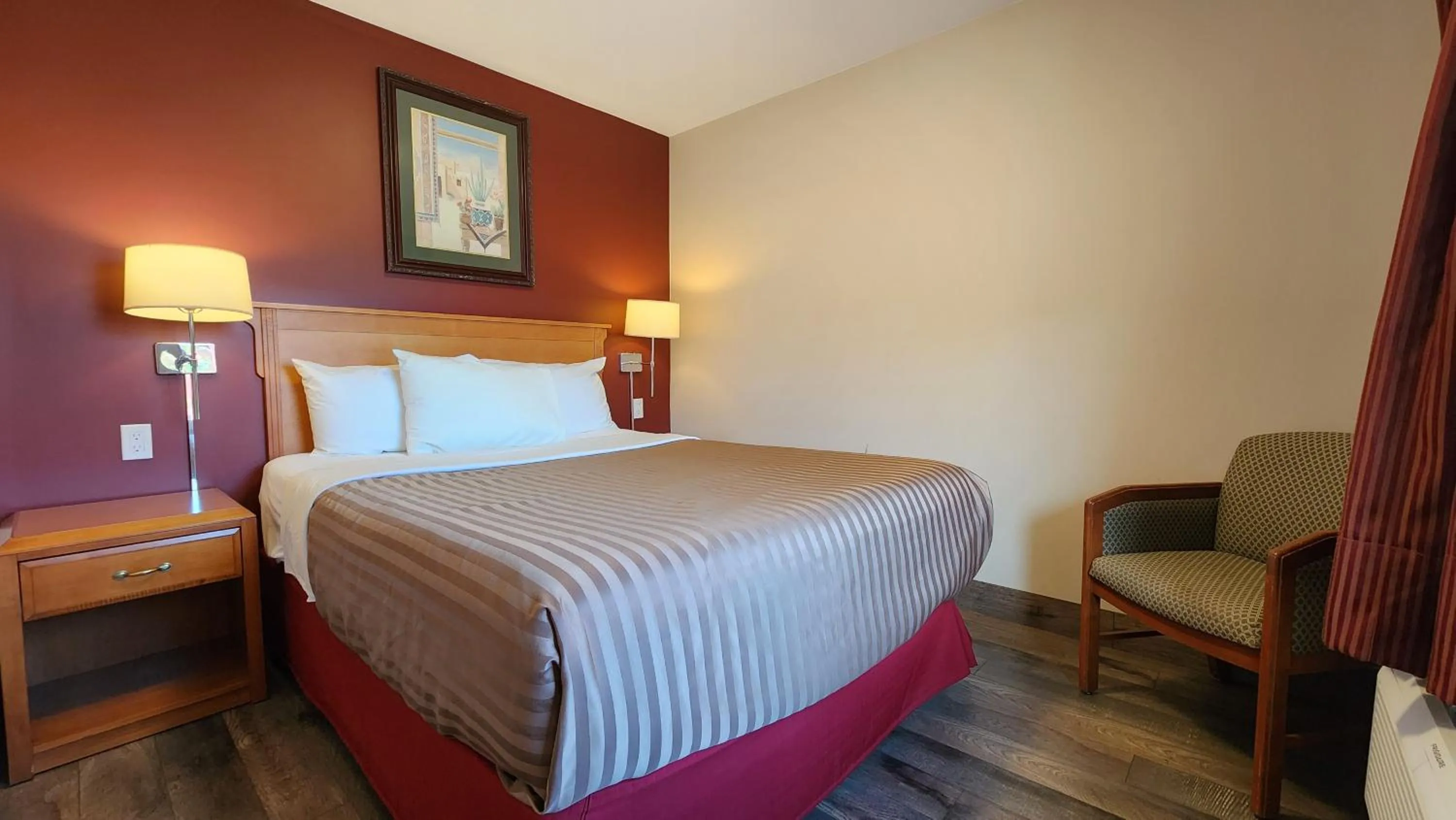 Bed in Sahara Courtyard Inn & Suites Osoyoos
