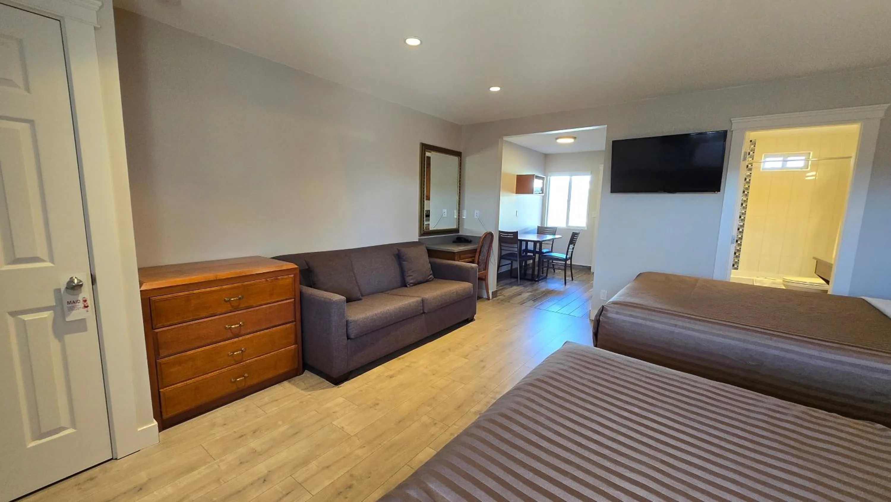 Bed in Sahara Courtyard Inn & Suites Osoyoos