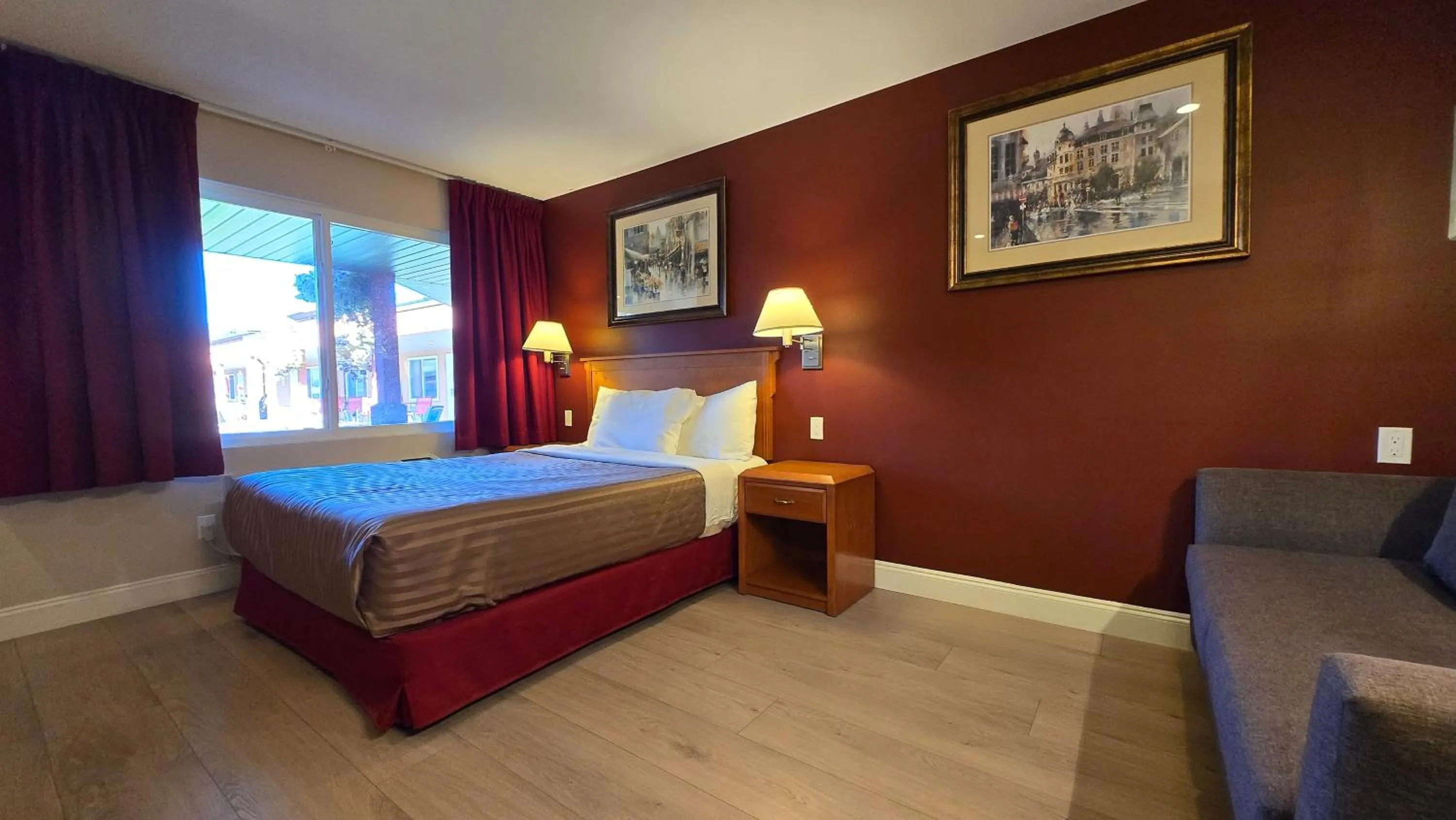 Bed in Sahara Courtyard Inn & Suites Osoyoos