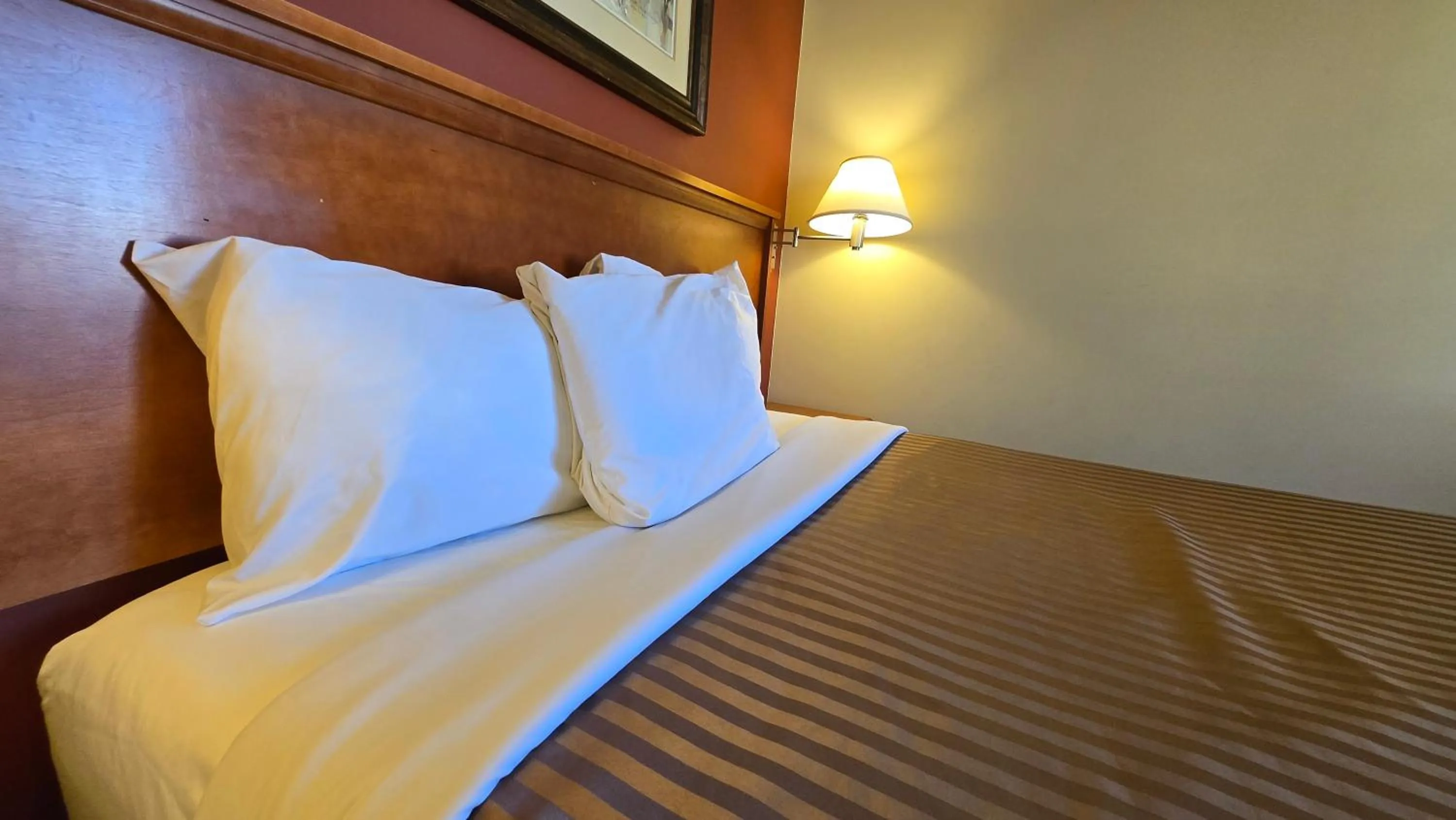 Bed in Sahara Courtyard Inn & Suites Osoyoos