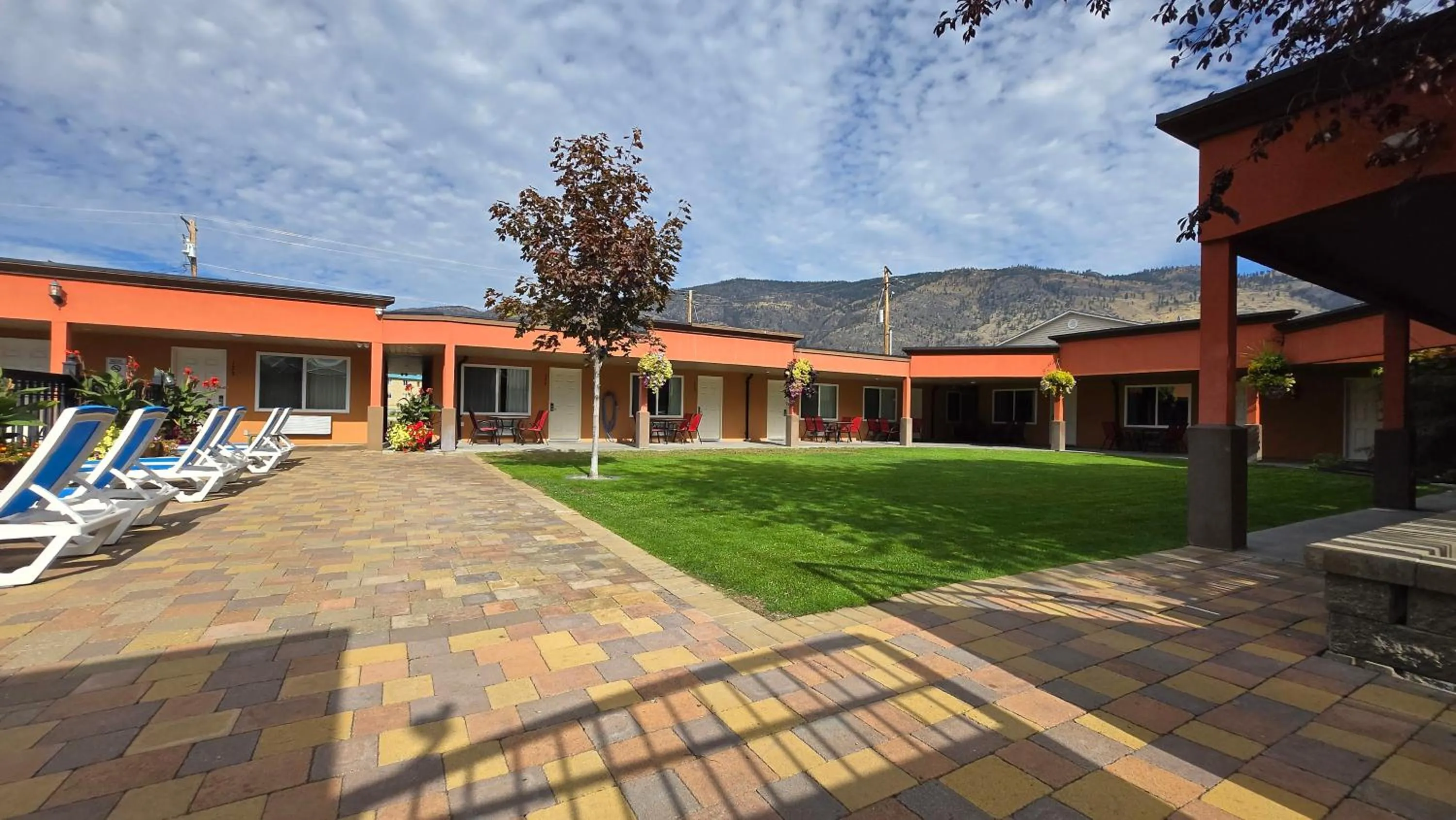 Sahara Courtyard Inn & Suites Osoyoos