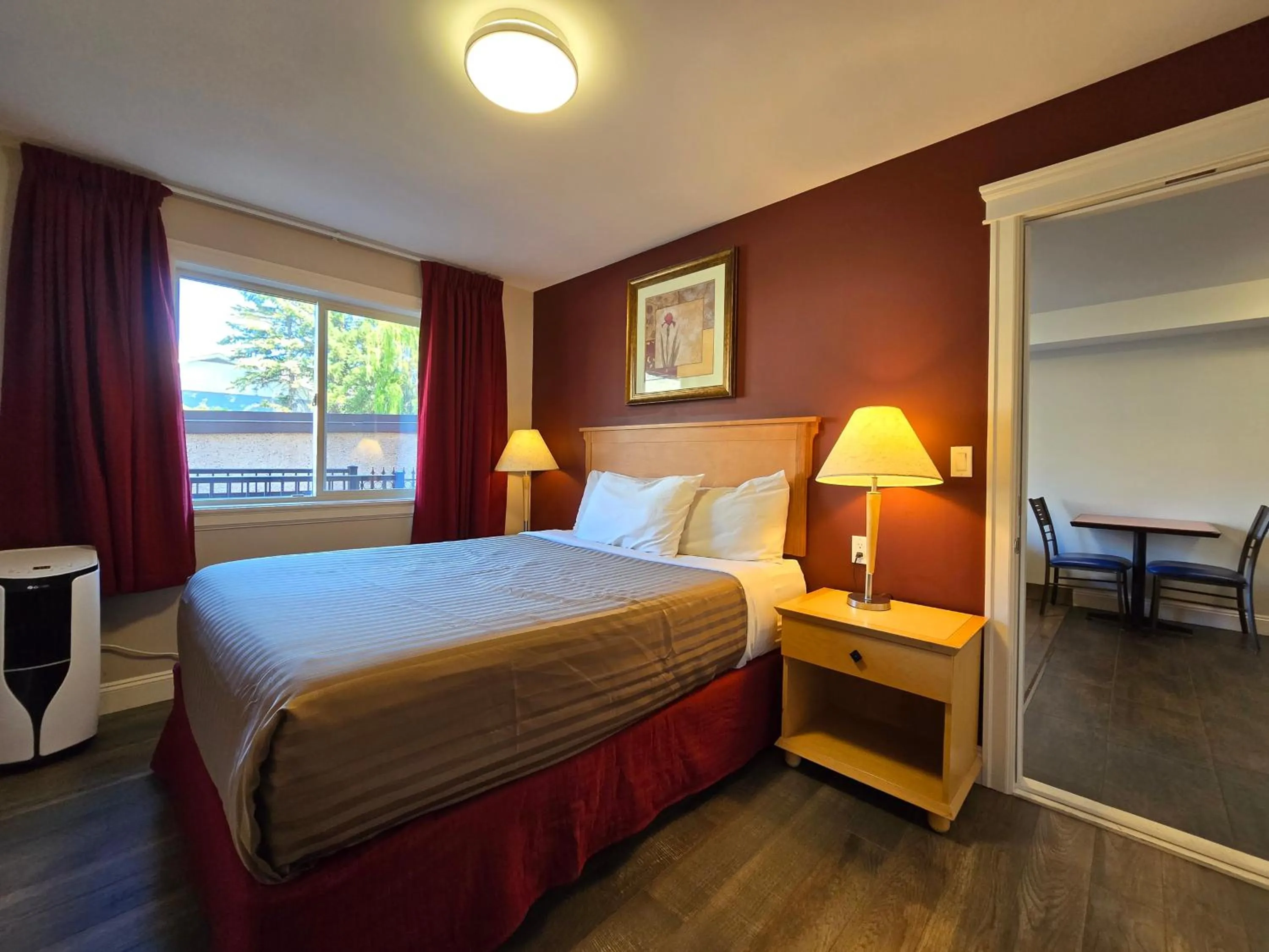 Bed in Sahara Courtyard Inn & Suites Osoyoos