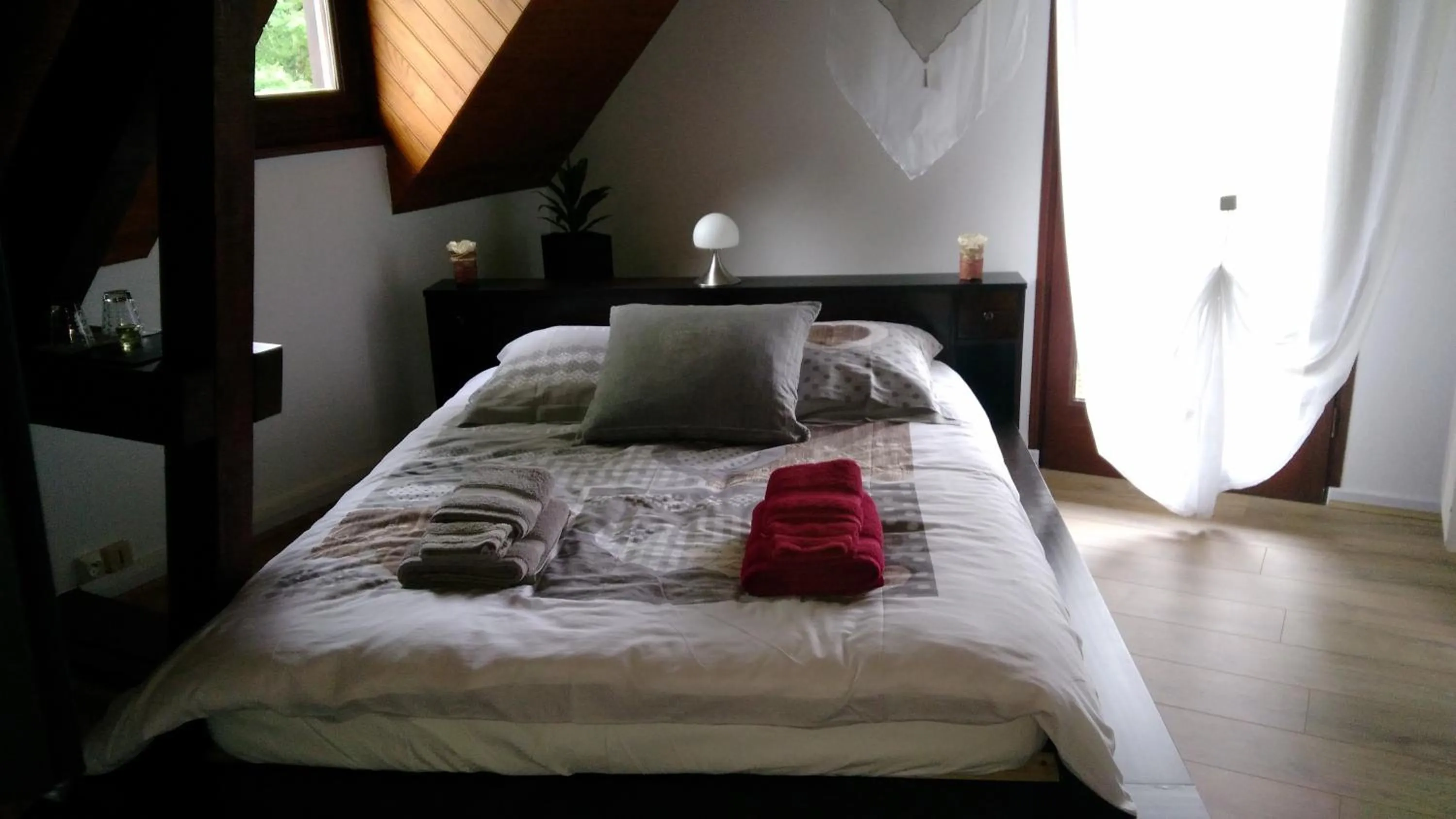 Photo of the whole room, Bed in LES CHAMBRES DU GAVE D'OSSAU