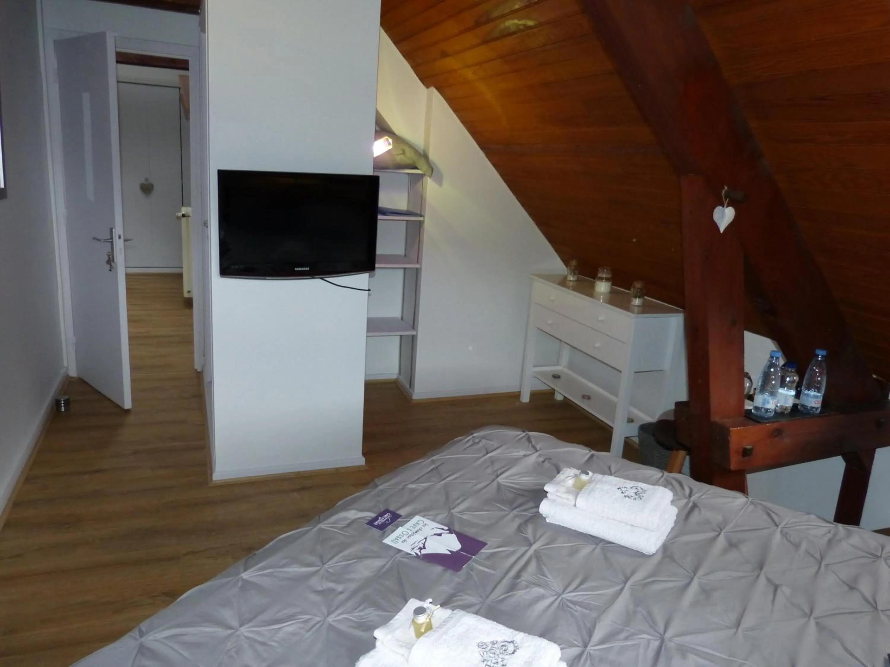 Photo of the whole room, Bed in LES CHAMBRES DU GAVE D'OSSAU