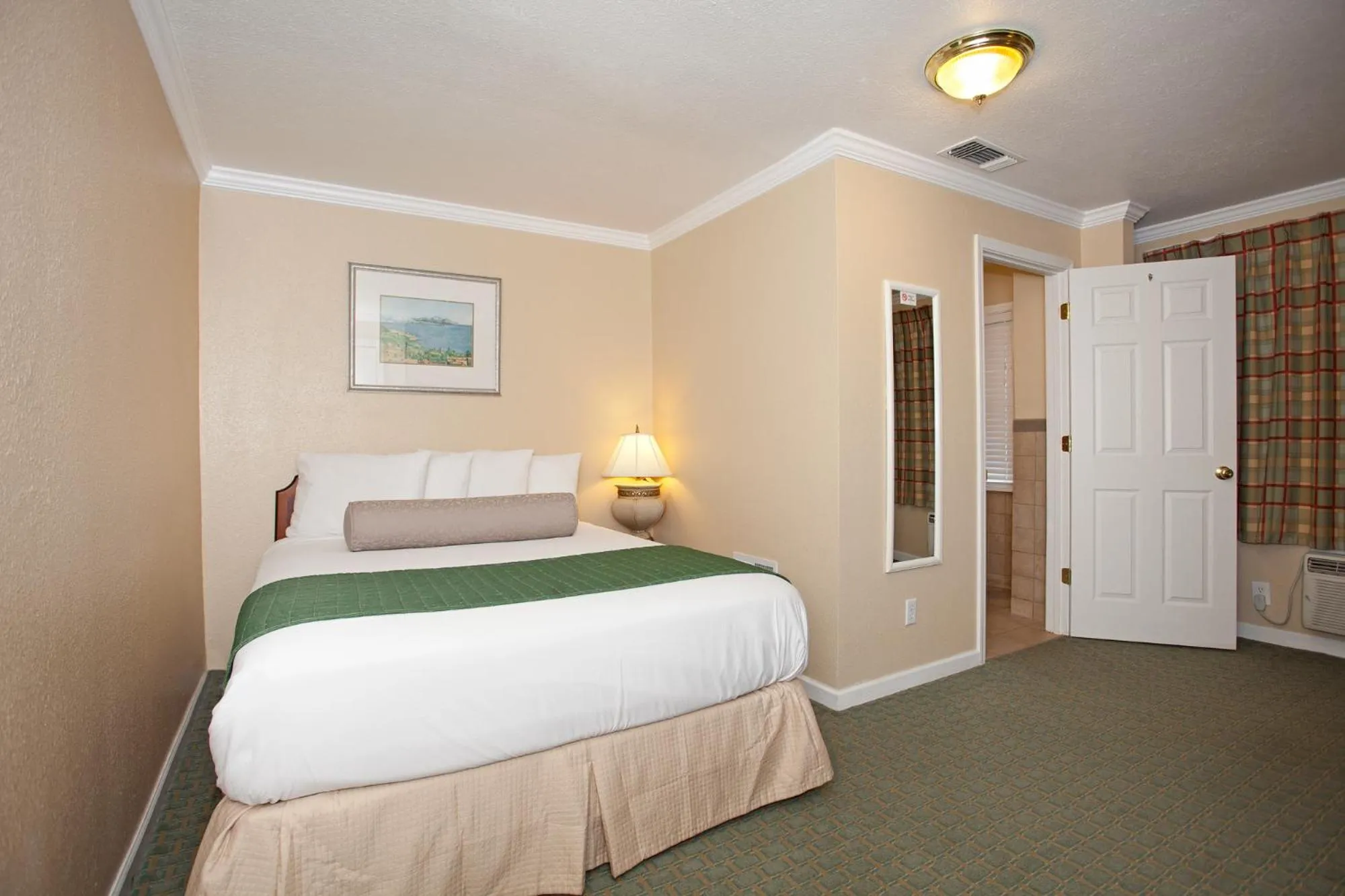 Photo of the whole room, Bed in Traveler's Inn Williams, CA Modern Renovated Hotel