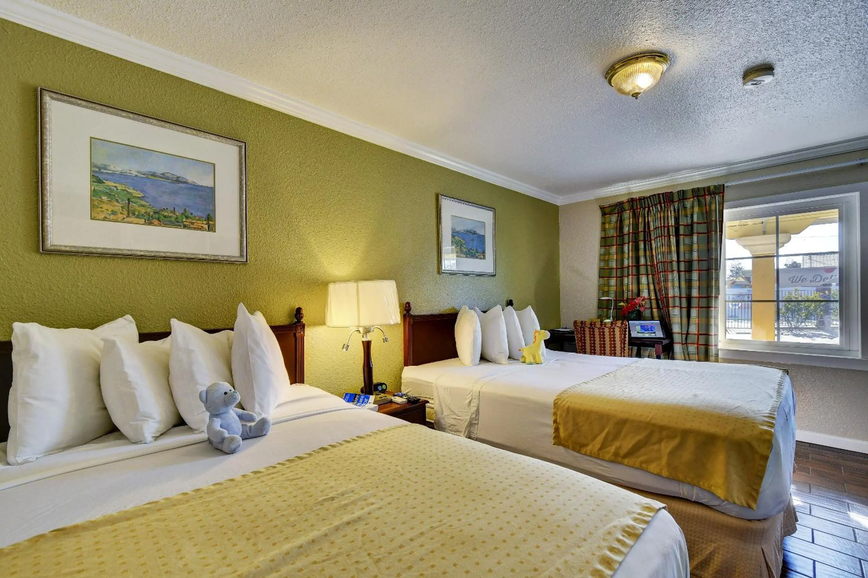 Bed in Traveler's Inn Williams, CA Modern Renovated Hotel