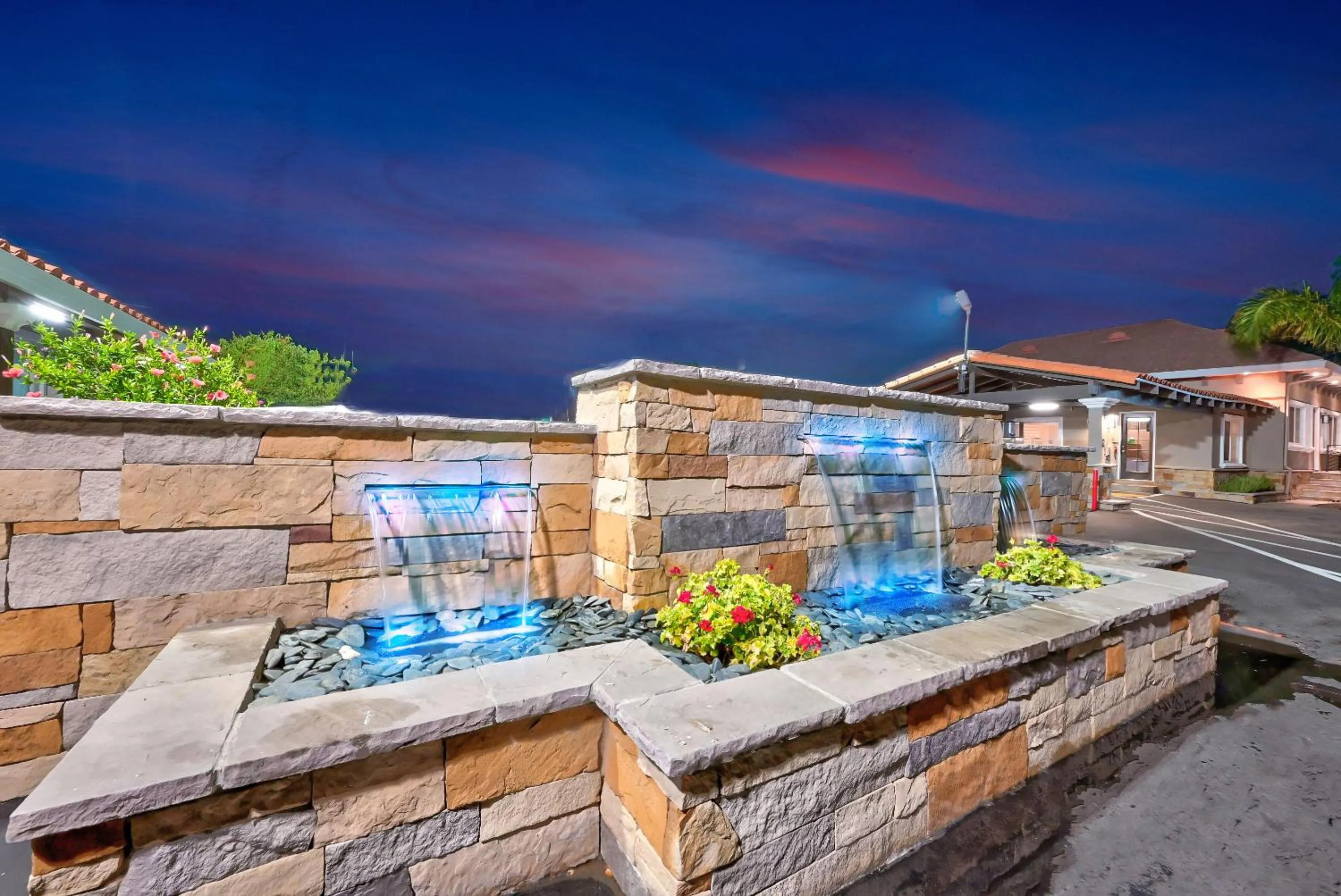 Natural landscape in Traveler's Inn Williams, CA Modern Renovated Hotel