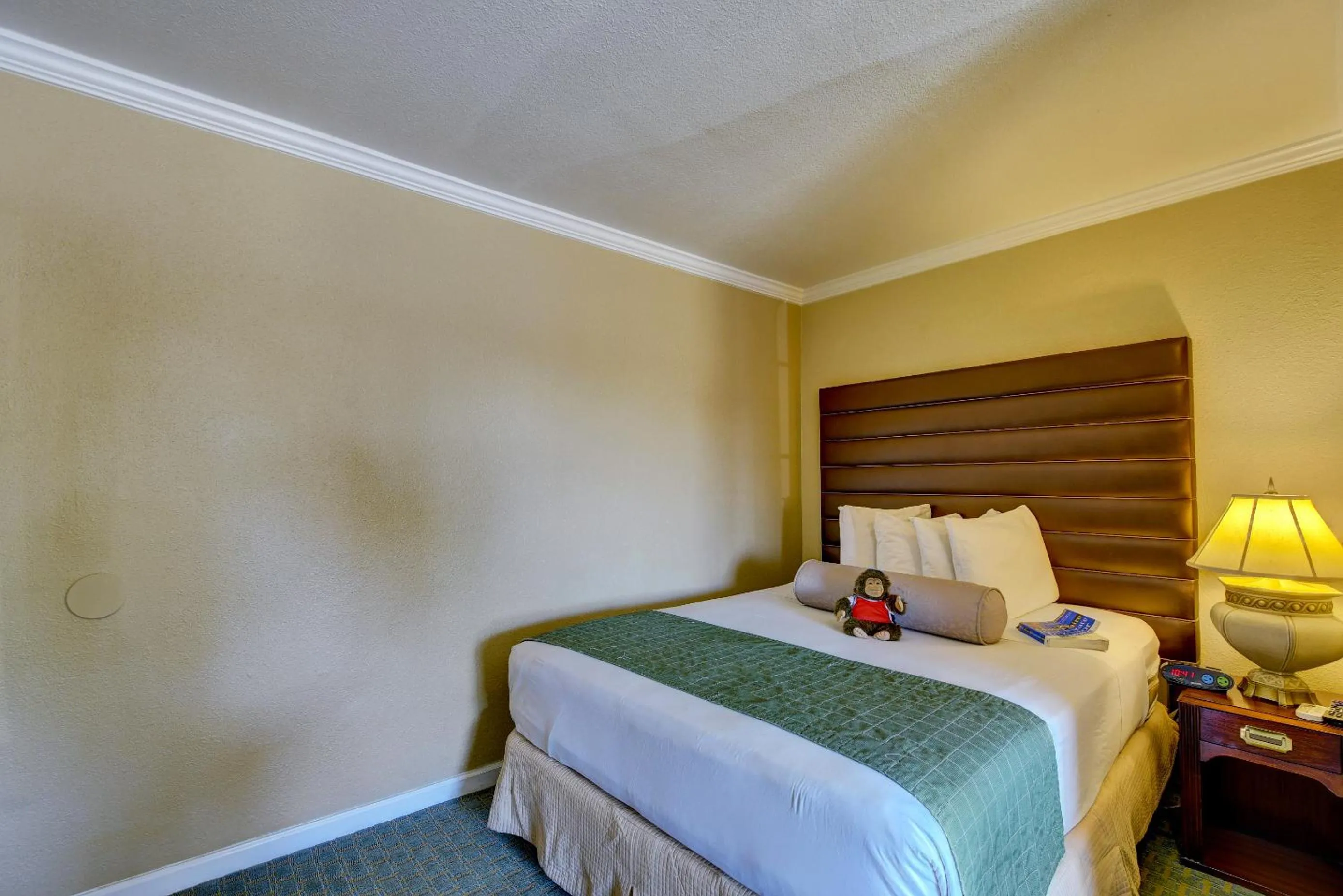 Photo of the whole room, Bed in Traveler's Inn Williams, CA Modern Renovated Hotel