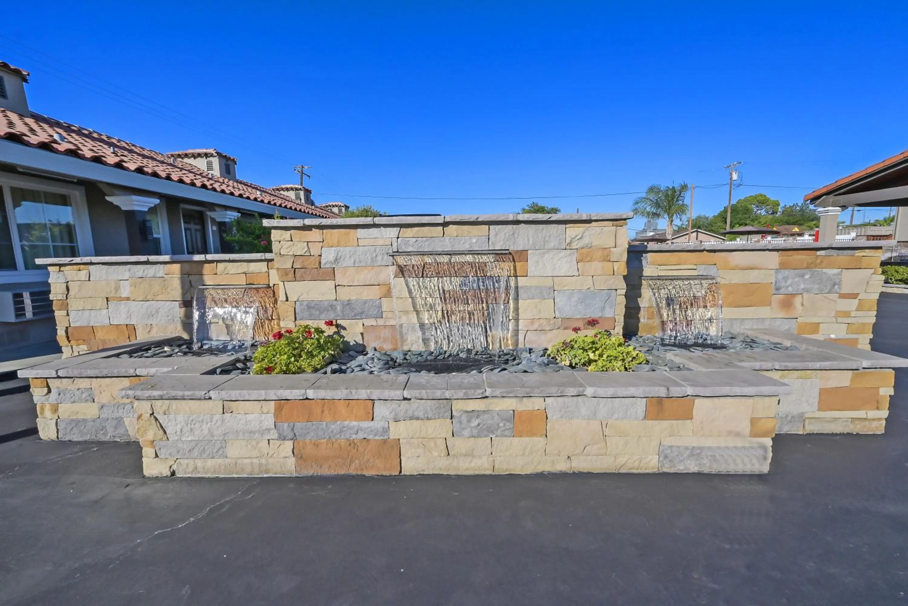 Traveler's Inn Williams, CA Modern Renovated Hotel