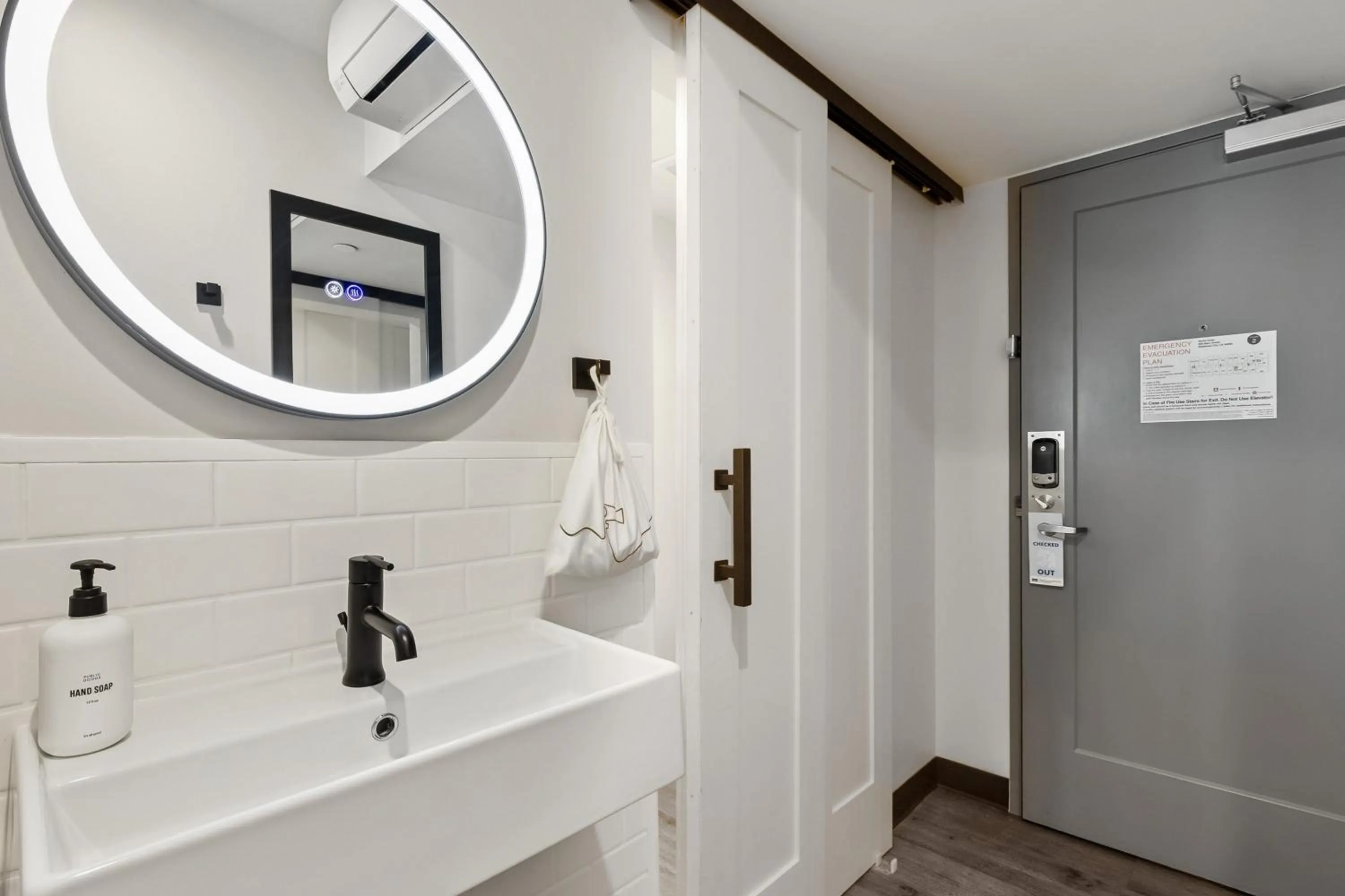 Toilet in Kasa Niche Hotel Redwood City