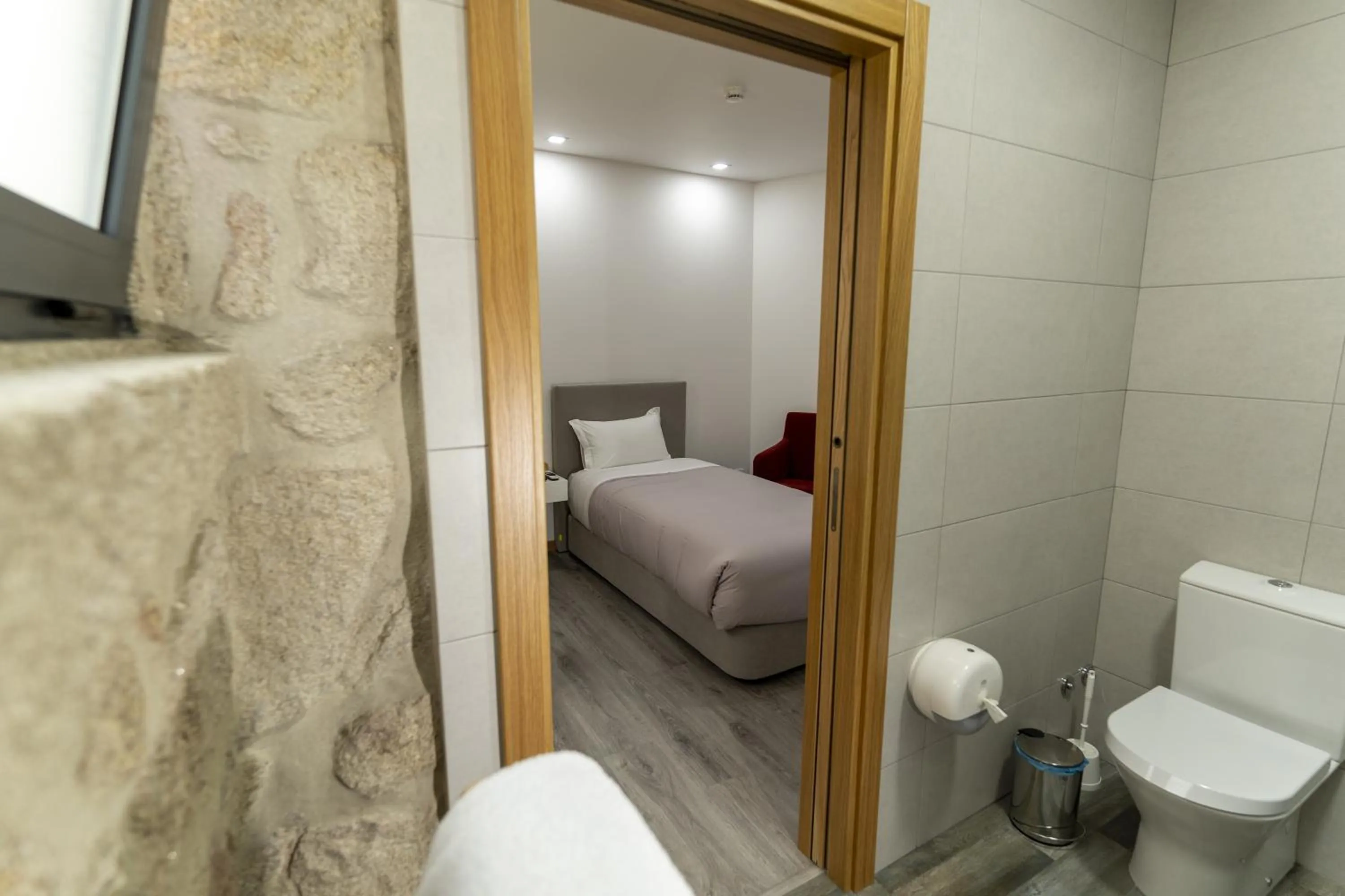 Bathroom in ALOJAMENTO GIRASSOL - Guest House - Quarto com casa de banho privativa