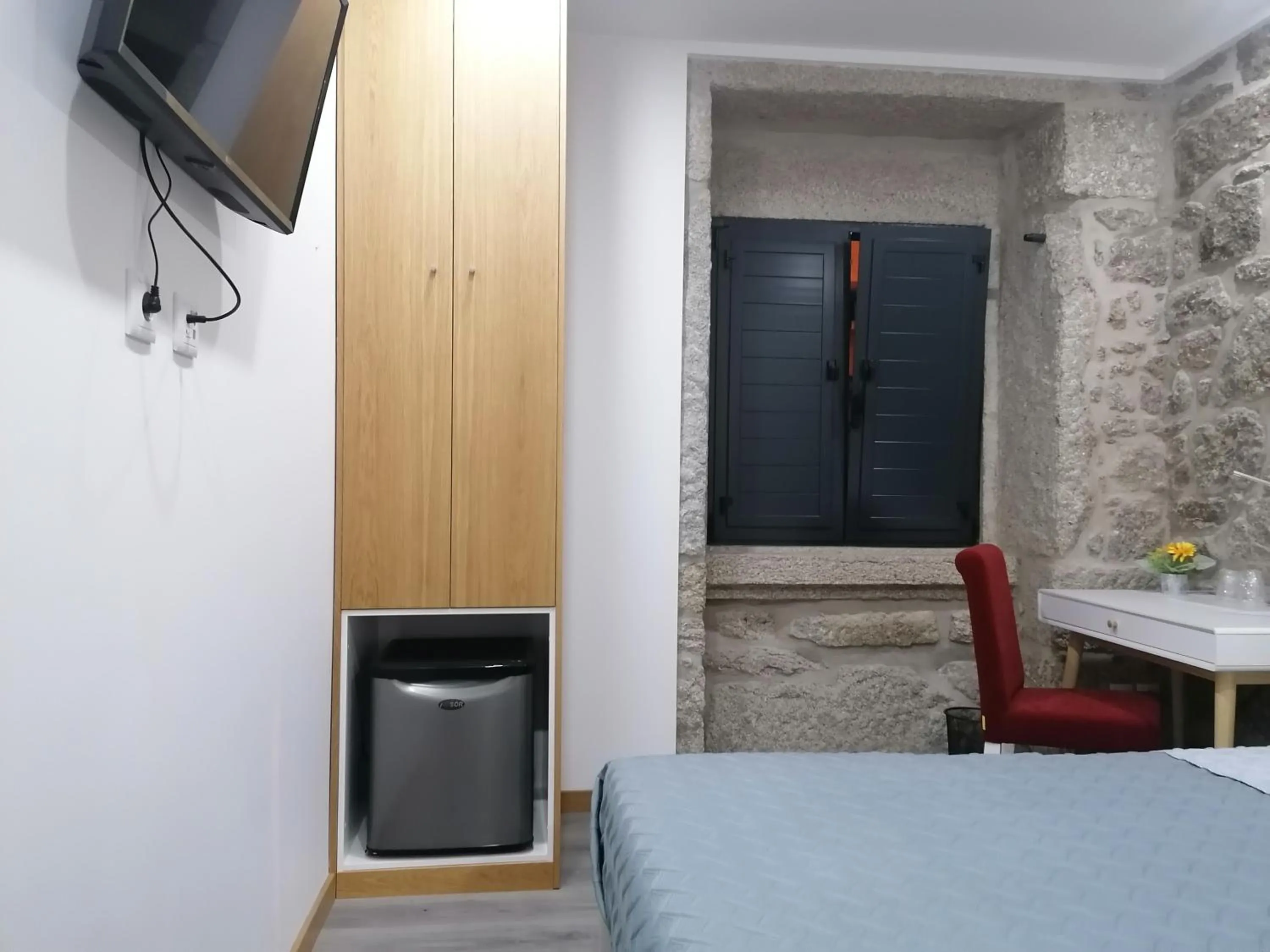 Bedroom, Bed in ALOJAMENTO GIRASSOL - Guest House - Quarto com casa de banho privativa