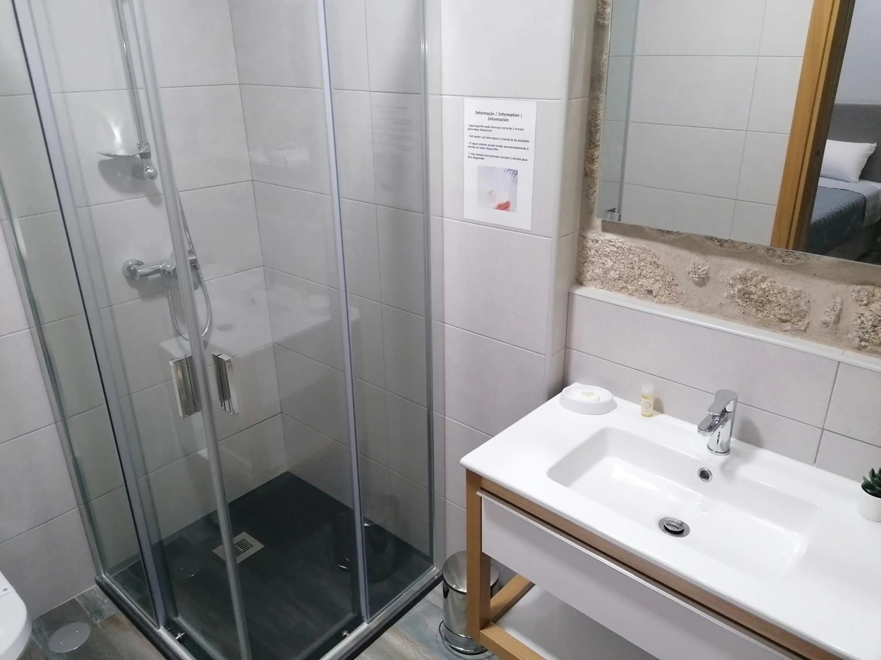 Bathroom in ALOJAMENTO GIRASSOL - Guest House - Quarto com casa de banho privativa