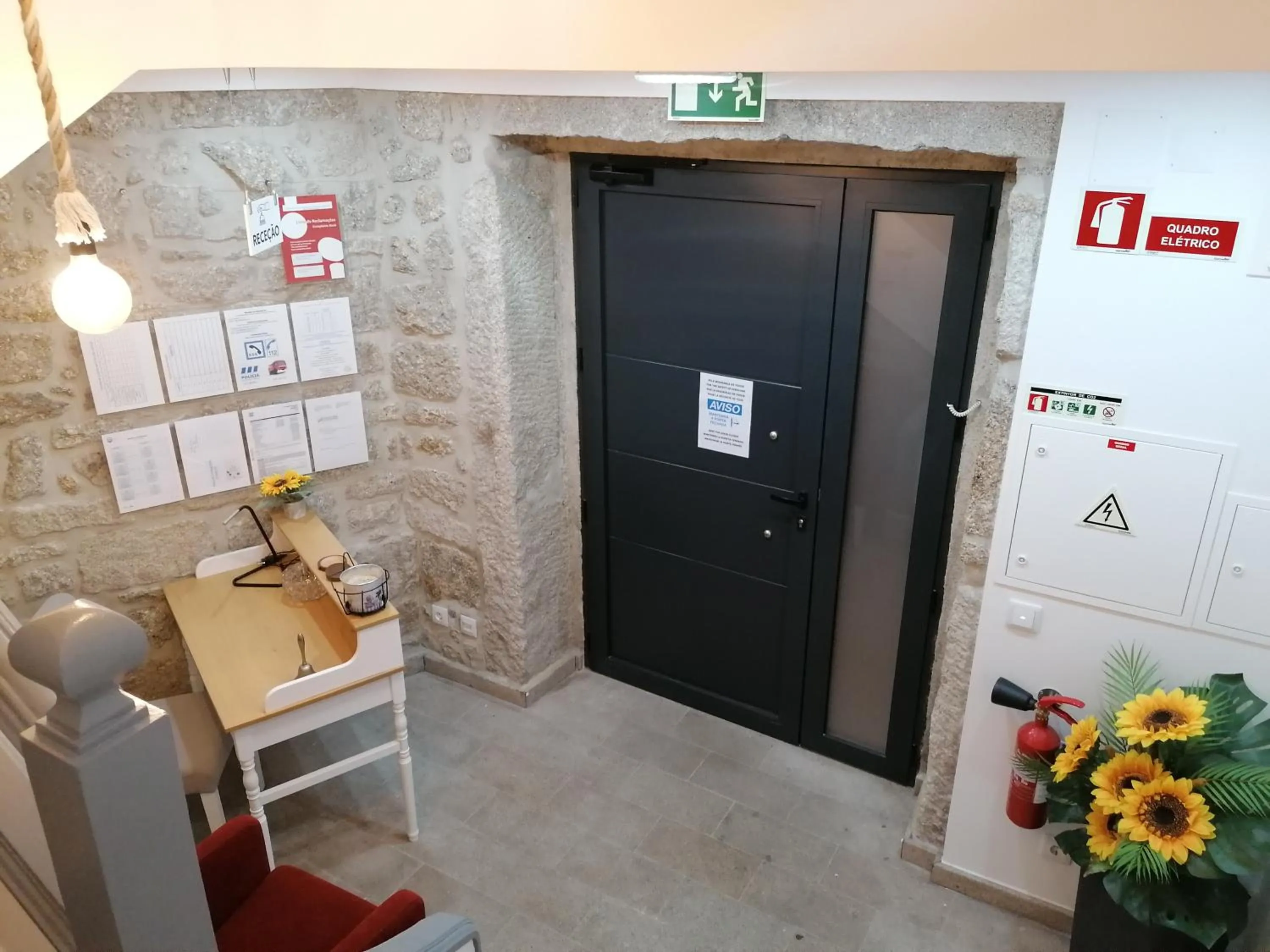 Property building in ALOJAMENTO GIRASSOL - Guest House - Quarto com casa de banho privativa