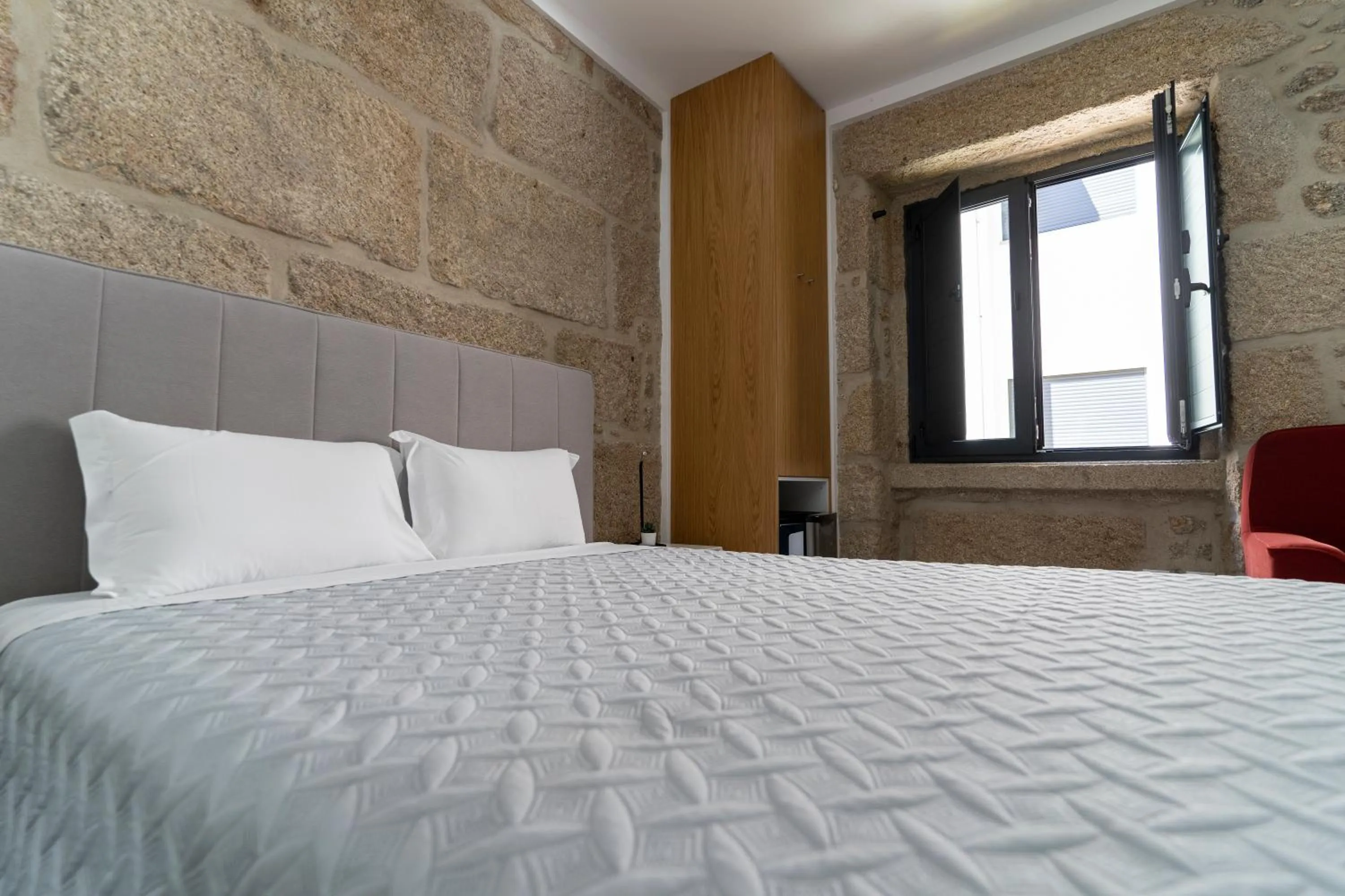 Bedroom, Bed in ALOJAMENTO GIRASSOL - Guest House - Quarto com casa de banho privativa