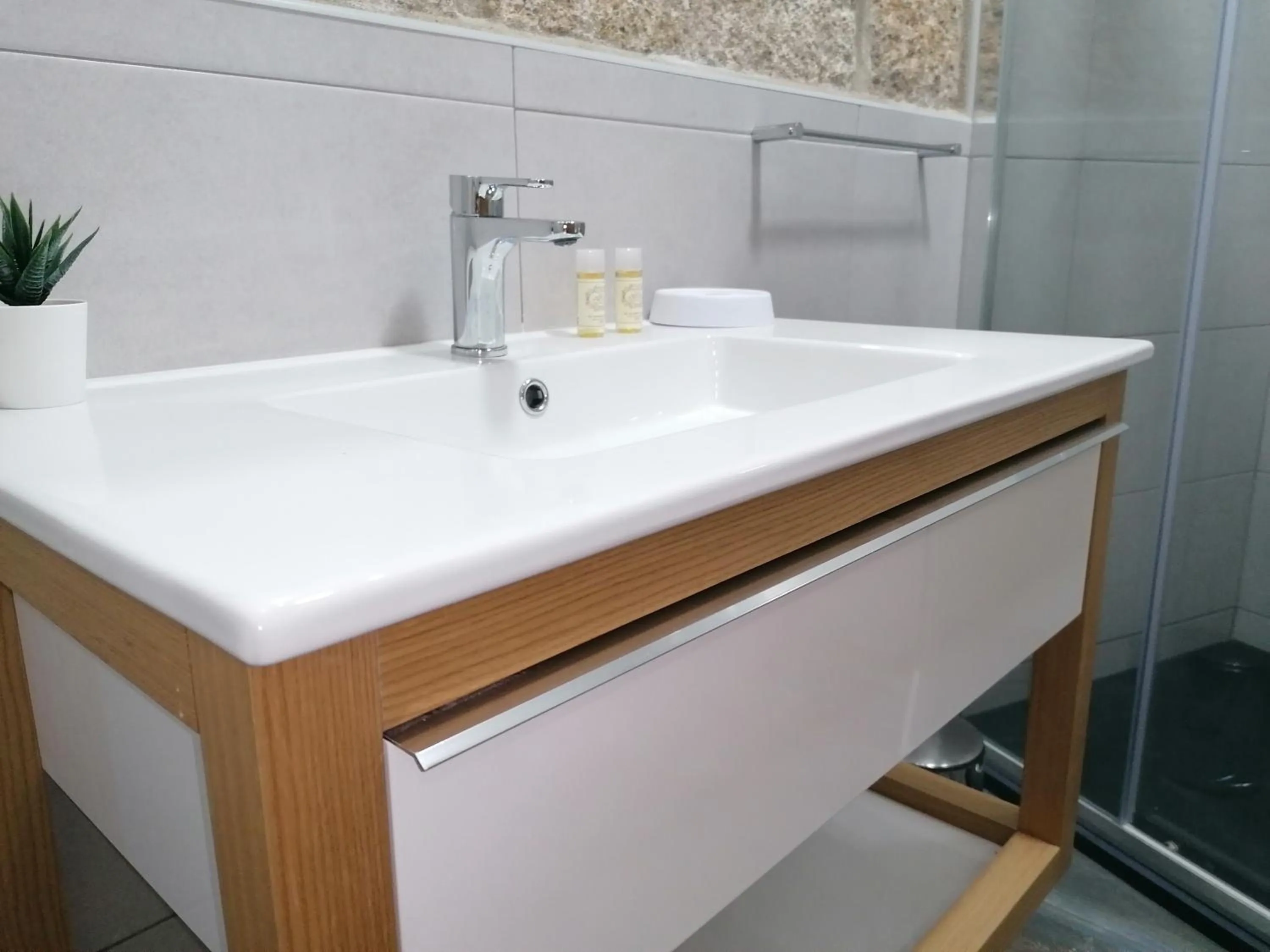 Bathroom in ALOJAMENTO GIRASSOL - Guest House - Quarto com casa de banho privativa