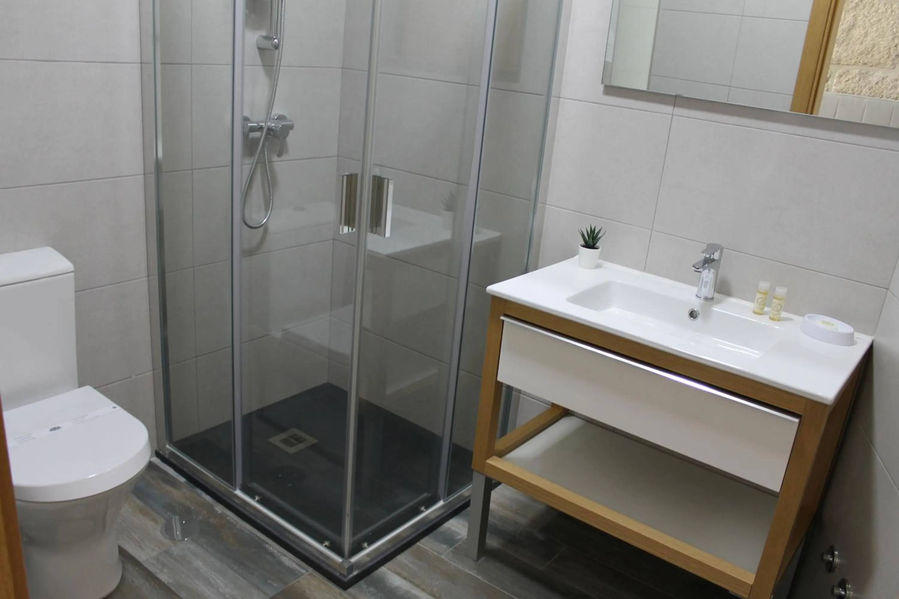 Bathroom in ALOJAMENTO GIRASSOL - Guest House - Quarto com casa de banho privativa