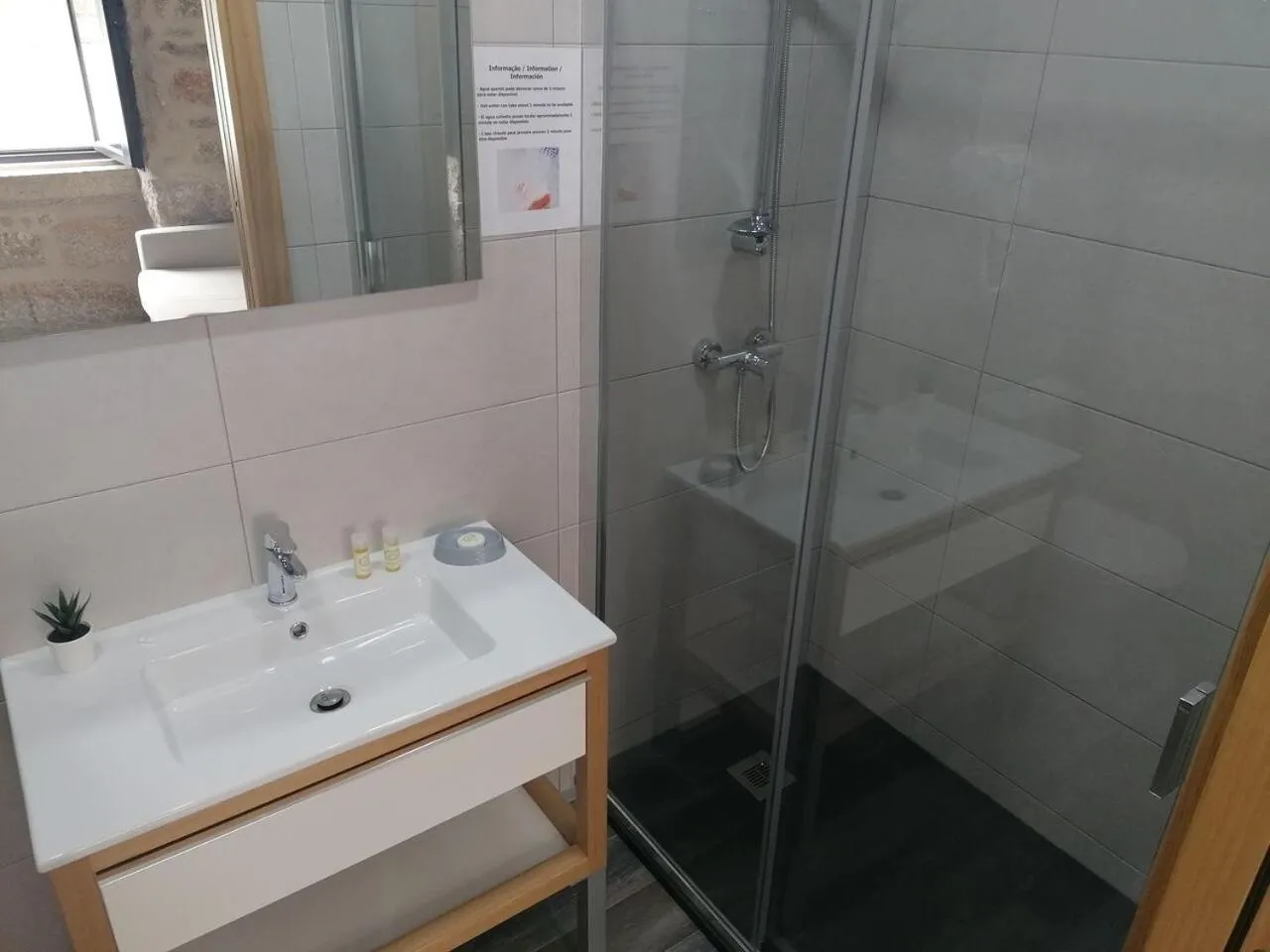Bathroom in ALOJAMENTO GIRASSOL - Guest House - Quarto com casa de banho privativa