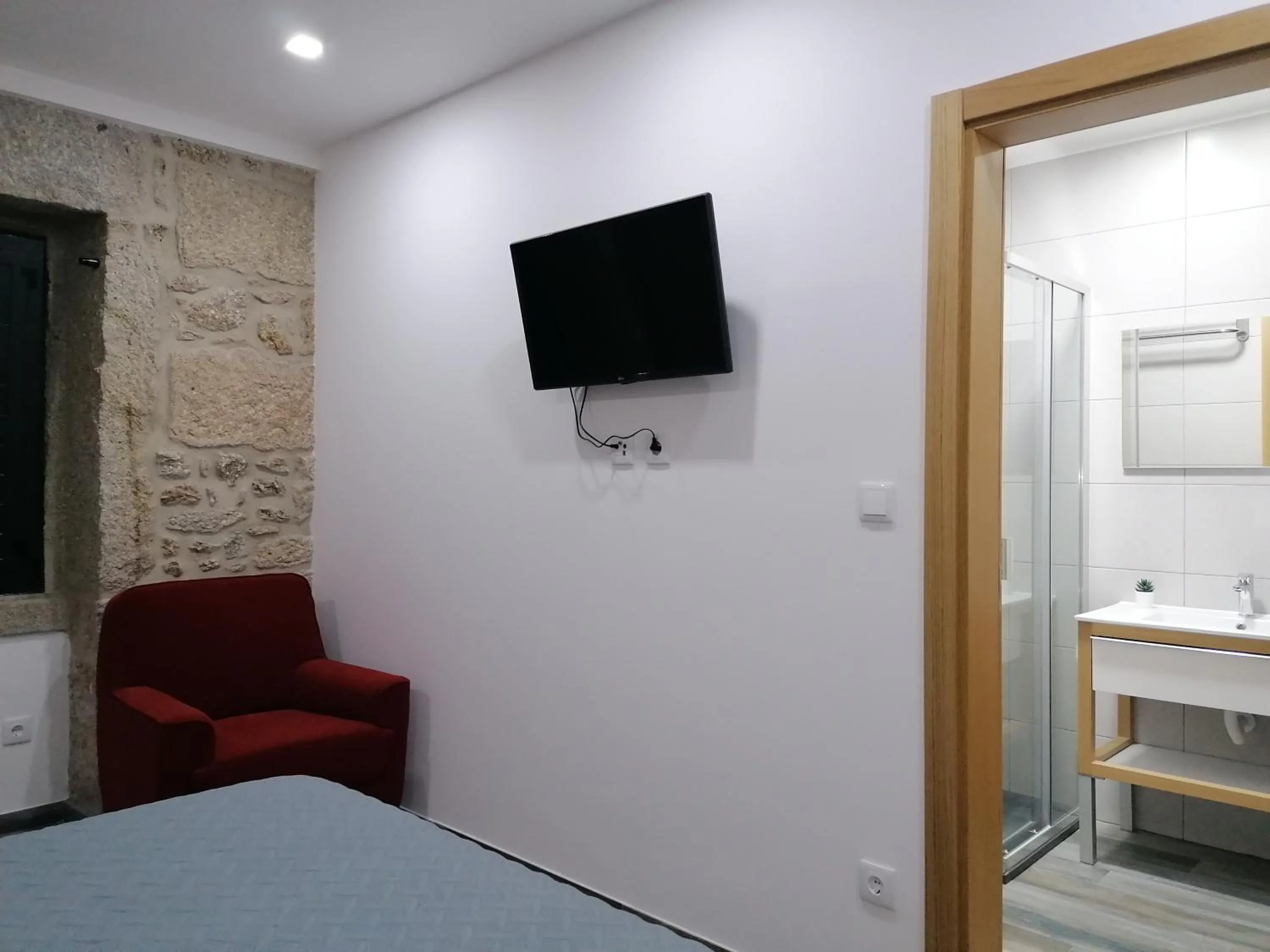 Bed in ALOJAMENTO GIRASSOL - Guest House - Quarto com casa de banho privativa