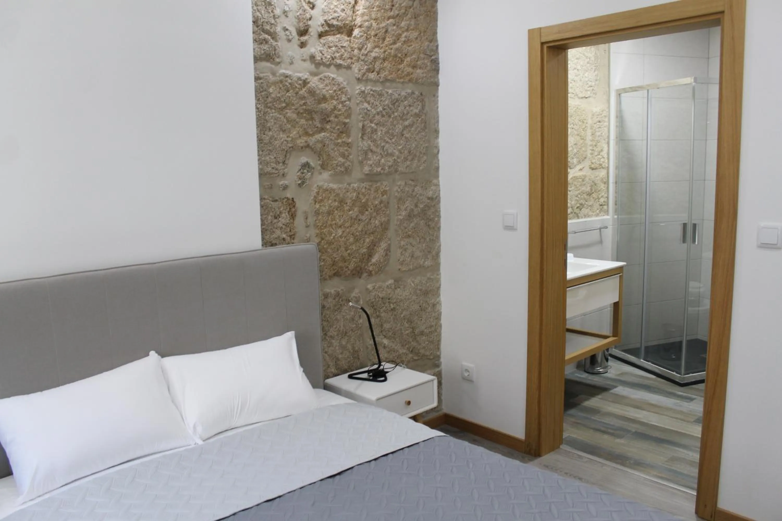 Bedroom, Bed in ALOJAMENTO GIRASSOL - Guest House - Quarto com casa de banho privativa