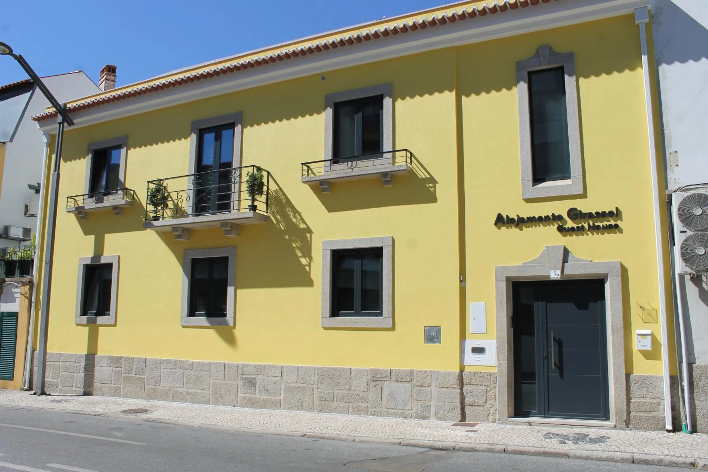 Property building in ALOJAMENTO GIRASSOL - Guest House - Quarto com casa de banho privativa