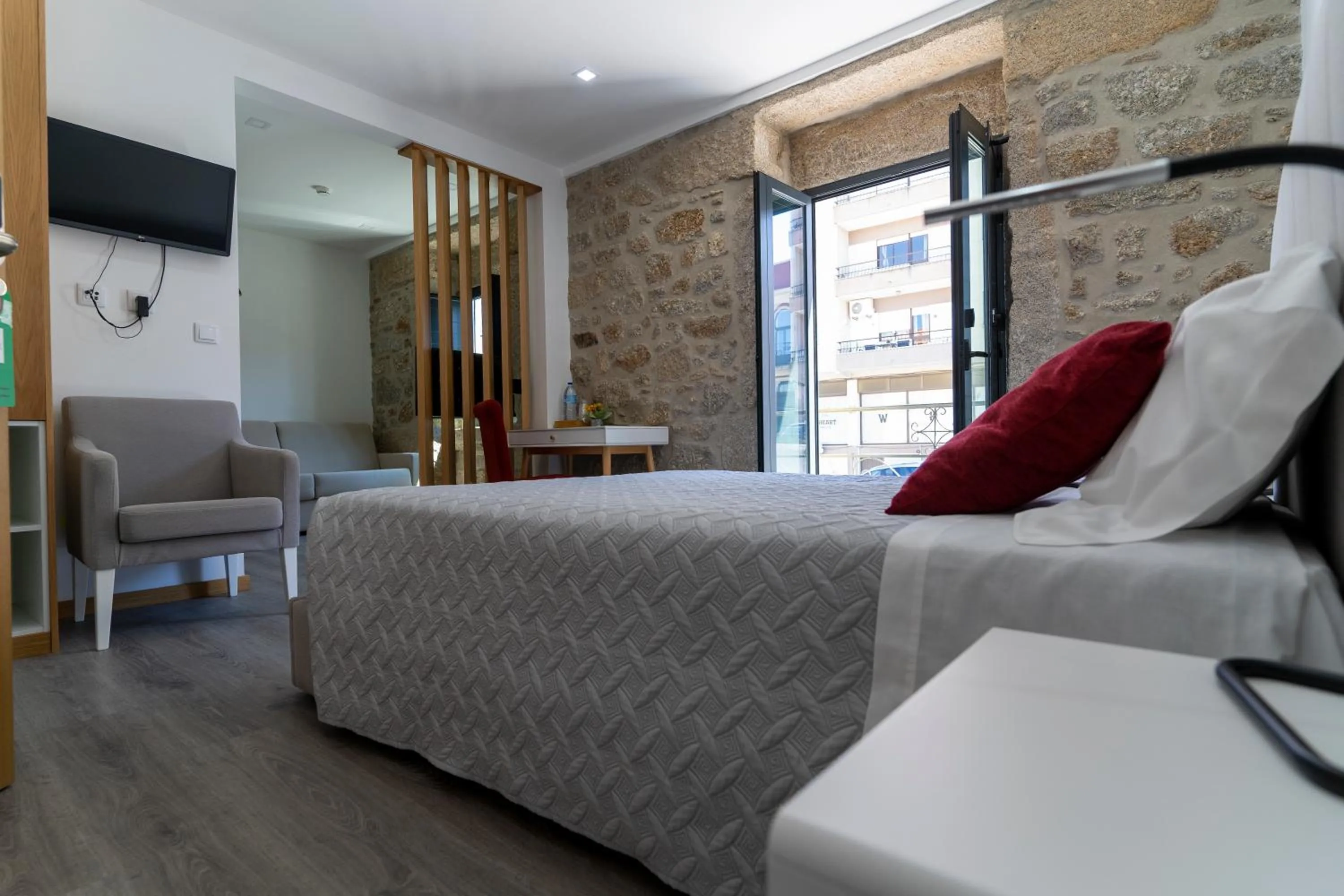 Bedroom, Bed in ALOJAMENTO GIRASSOL - Guest House - Quarto com casa de banho privativa