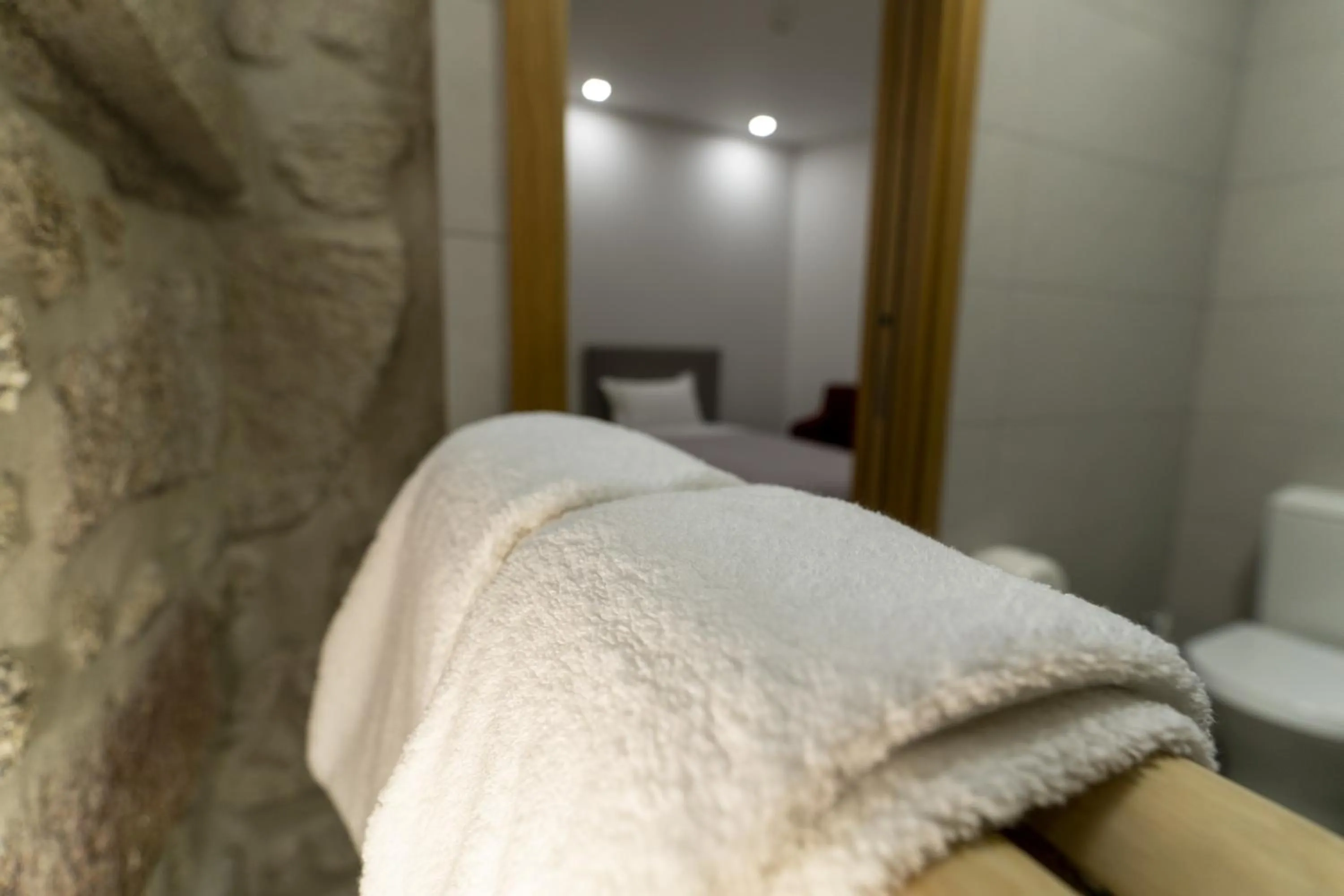 Bathroom, Bed in ALOJAMENTO GIRASSOL - Guest House - Quarto com casa de banho privativa