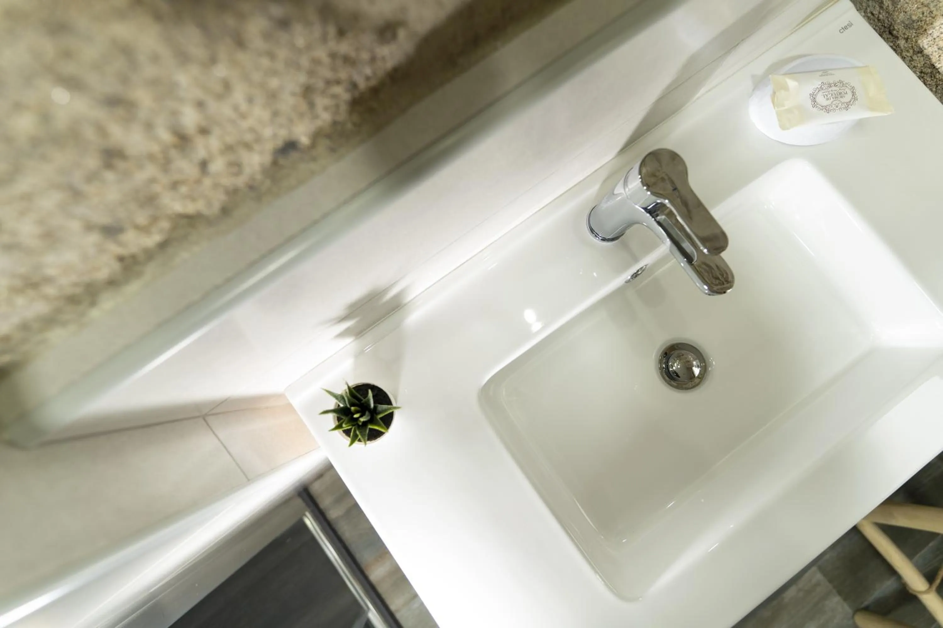 Bathroom in ALOJAMENTO GIRASSOL - Guest House - Quarto com casa de banho privativa