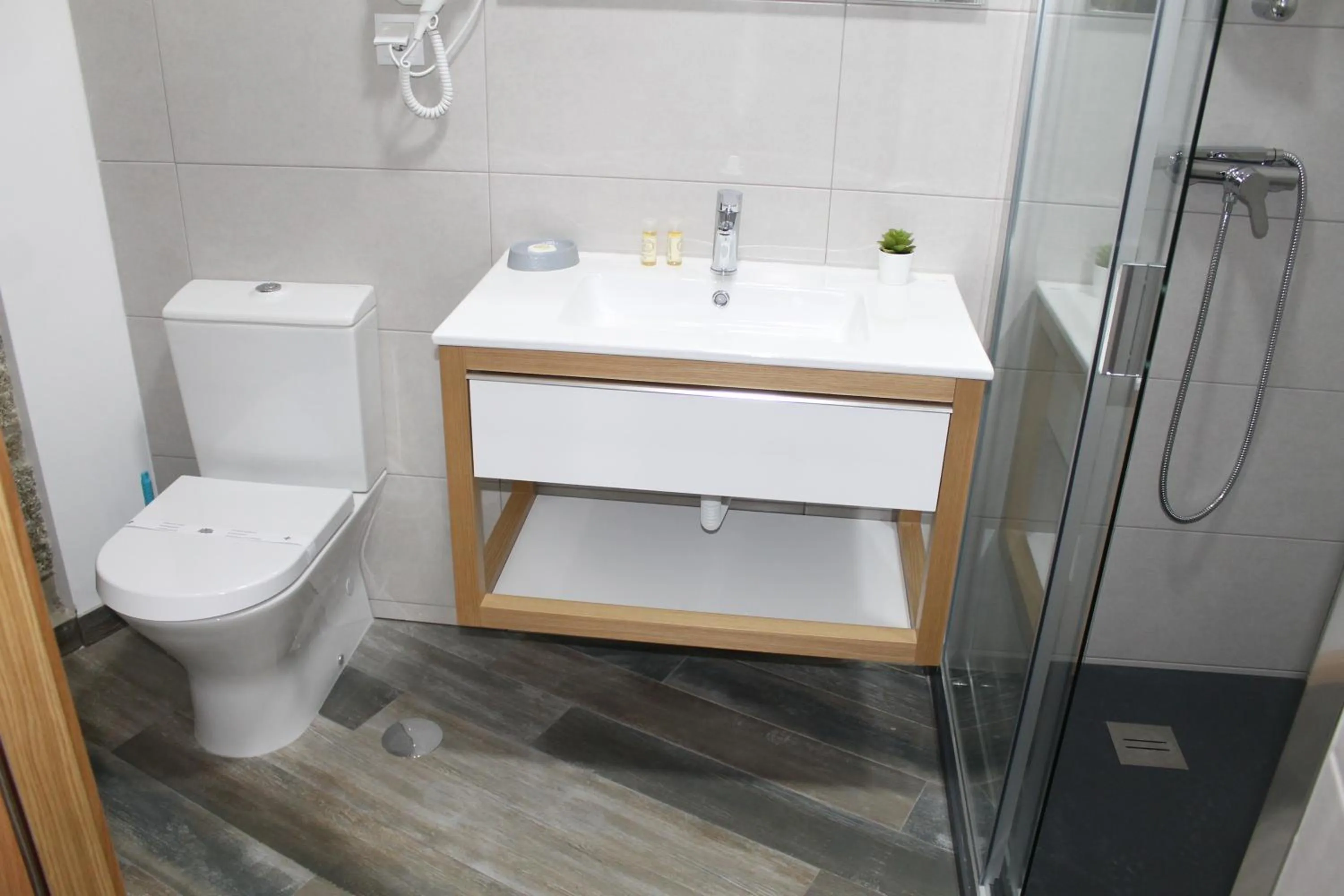 Bathroom in ALOJAMENTO GIRASSOL - Guest House - Quarto com casa de banho privativa