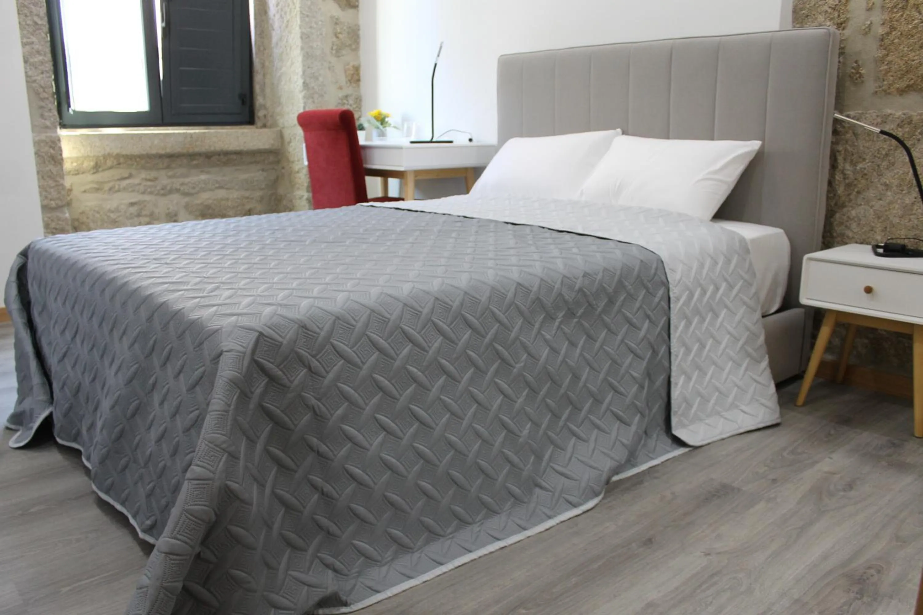 Bedroom, Bed in ALOJAMENTO GIRASSOL - Guest House - Quarto com casa de banho privativa