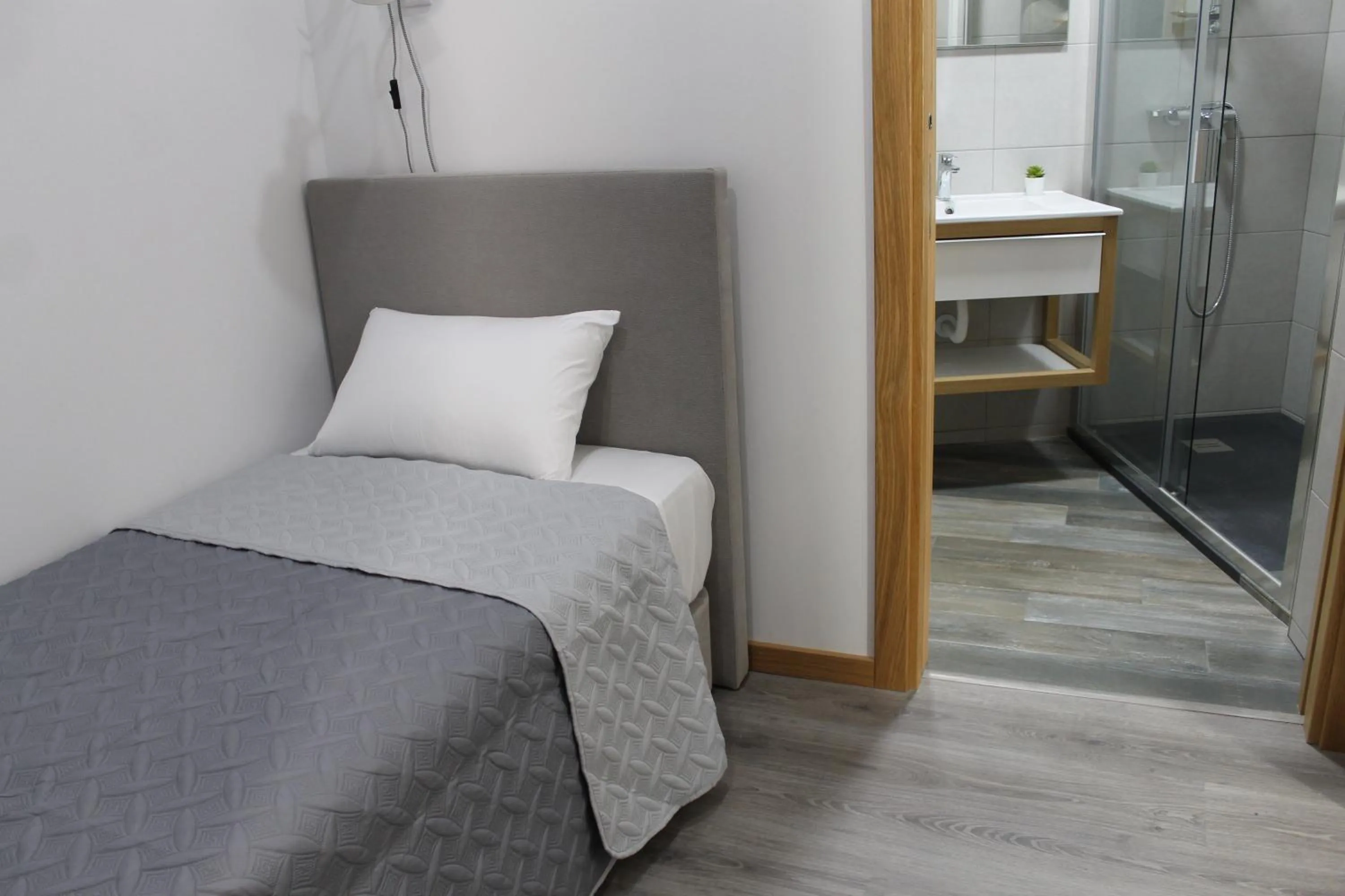 Bedroom, Bed in ALOJAMENTO GIRASSOL - Guest House - Quarto com casa de banho privativa