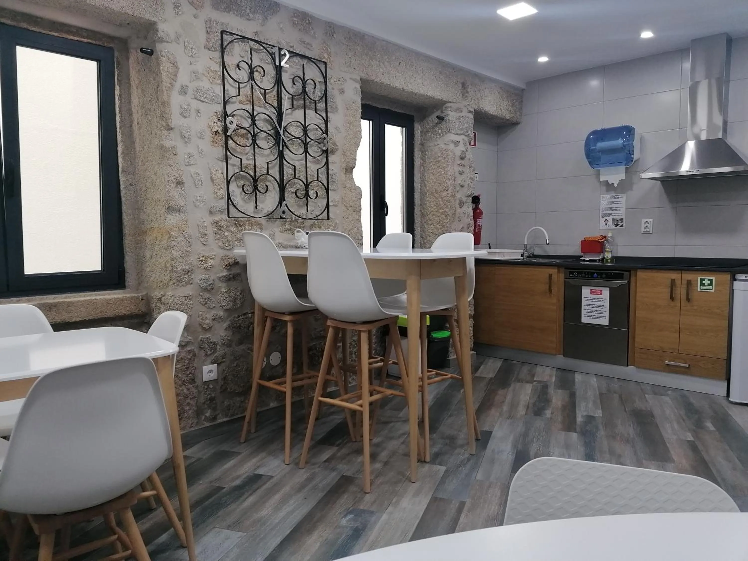 Communal kitchen in ALOJAMENTO GIRASSOL - Guest House - Quarto com casa de banho privativa