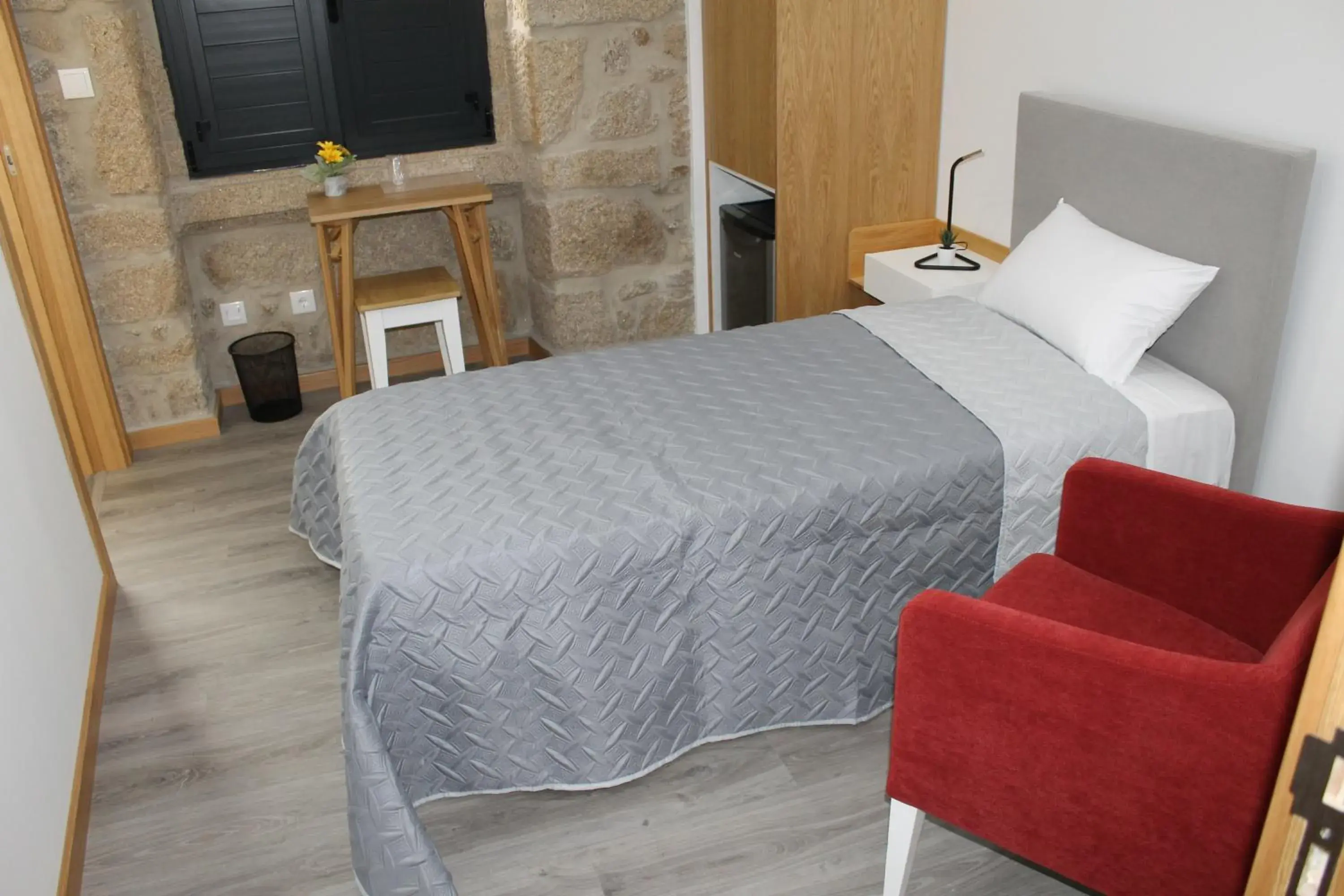 Single Room in ALOJAMENTO GIRASSOL - Guest House - Quarto com casa de banho privativa Single Room in ALOJAMENTO GIRASSOL - Guest House - Quarto com casa de banho privativa