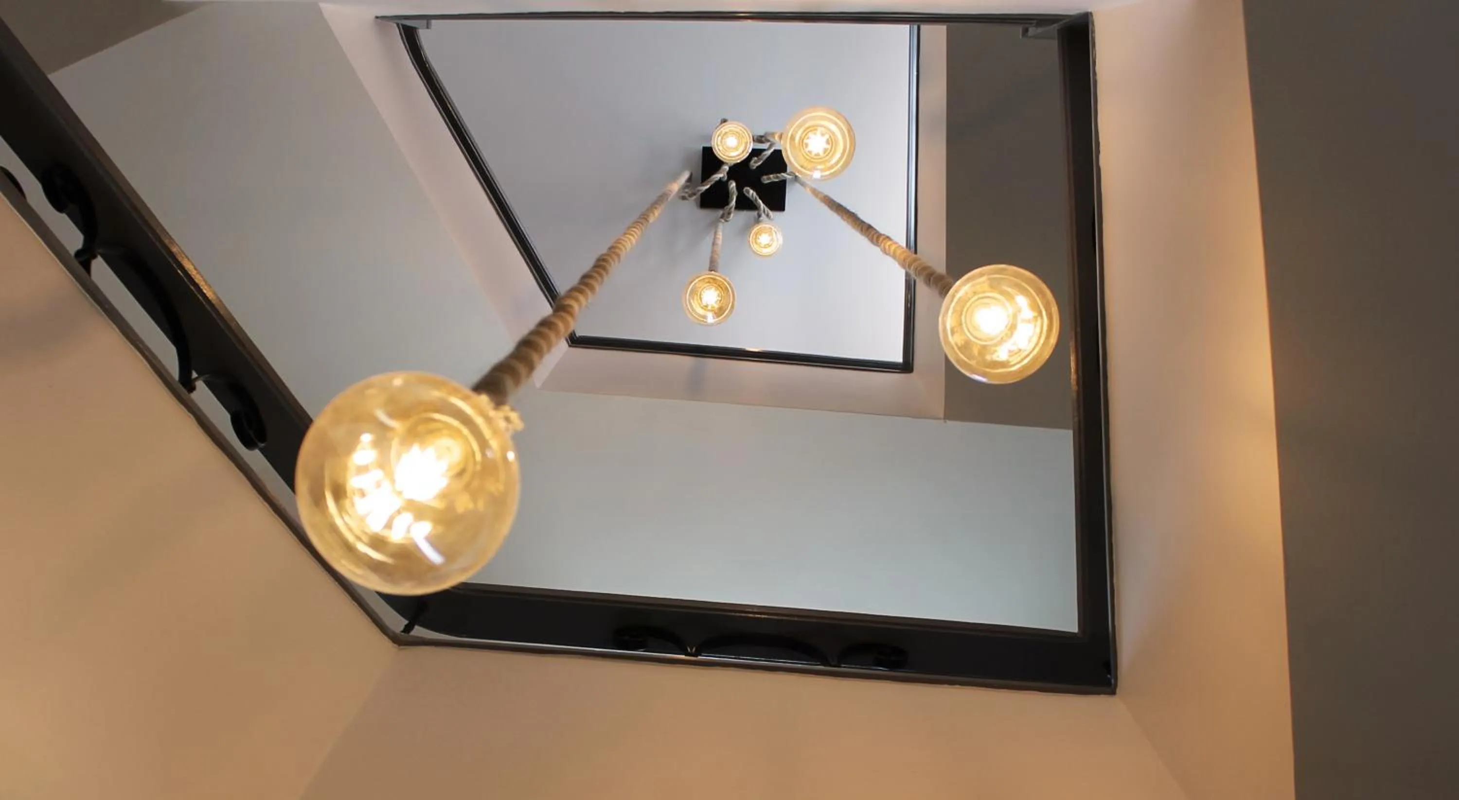 Property building in ALOJAMENTO GIRASSOL - Guest House - Quarto com casa de banho privativa