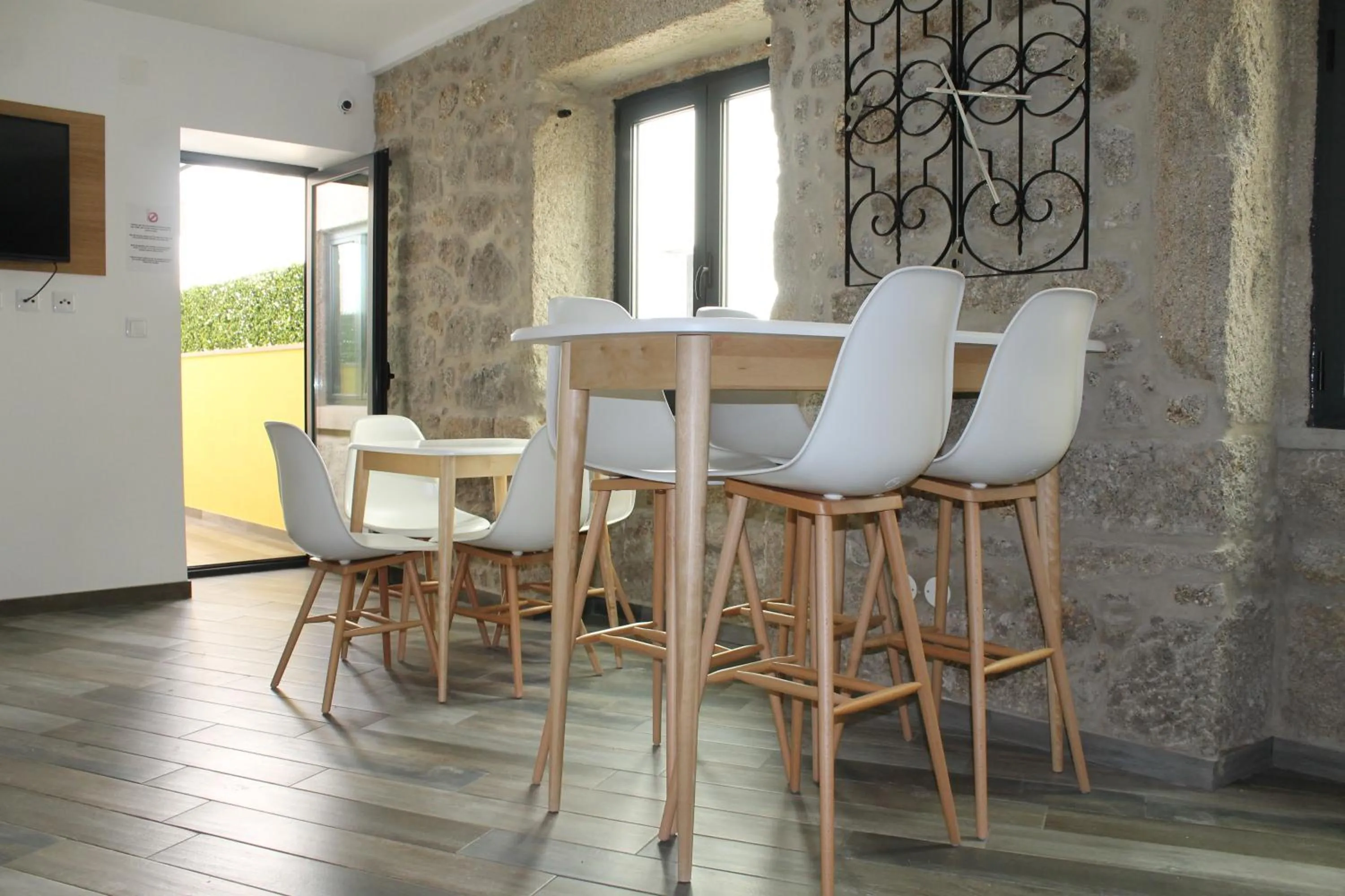 Dining area in ALOJAMENTO GIRASSOL - Guest House - Quarto com casa de banho privativa