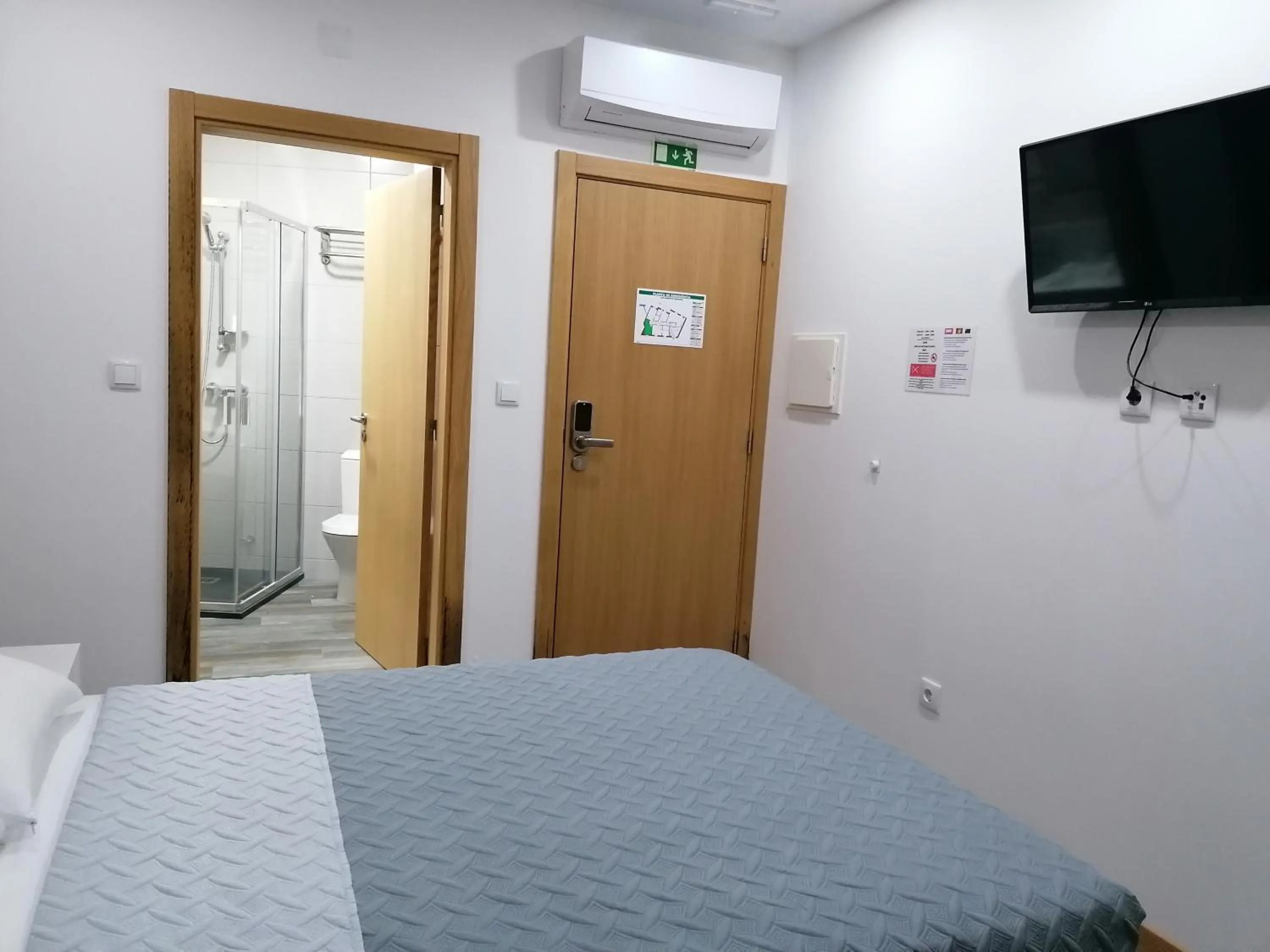 Bedroom, Bed in ALOJAMENTO GIRASSOL - Guest House - Quarto com casa de banho privativa