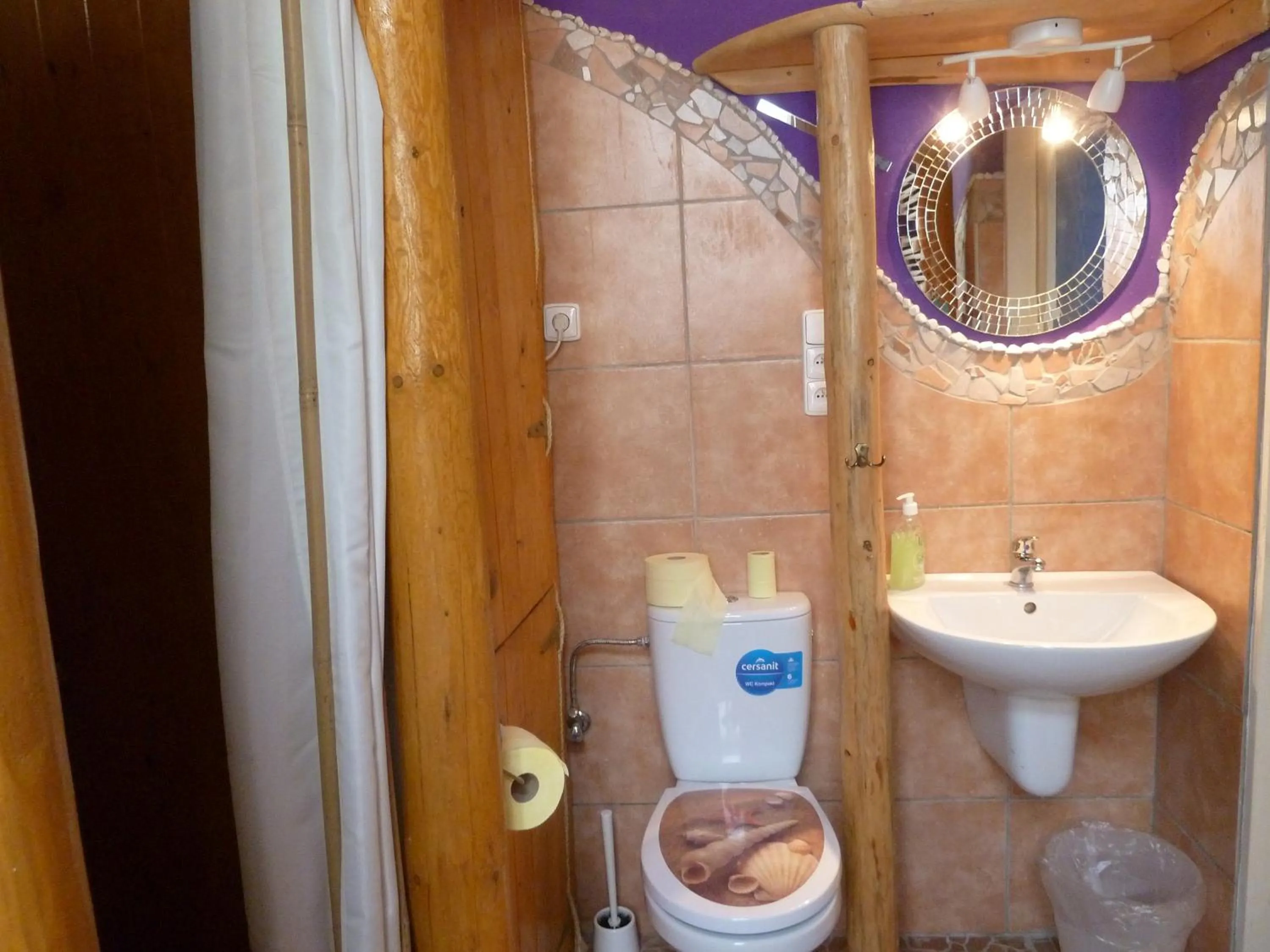 Toilet in ARTHARMONY Pension & Hostel