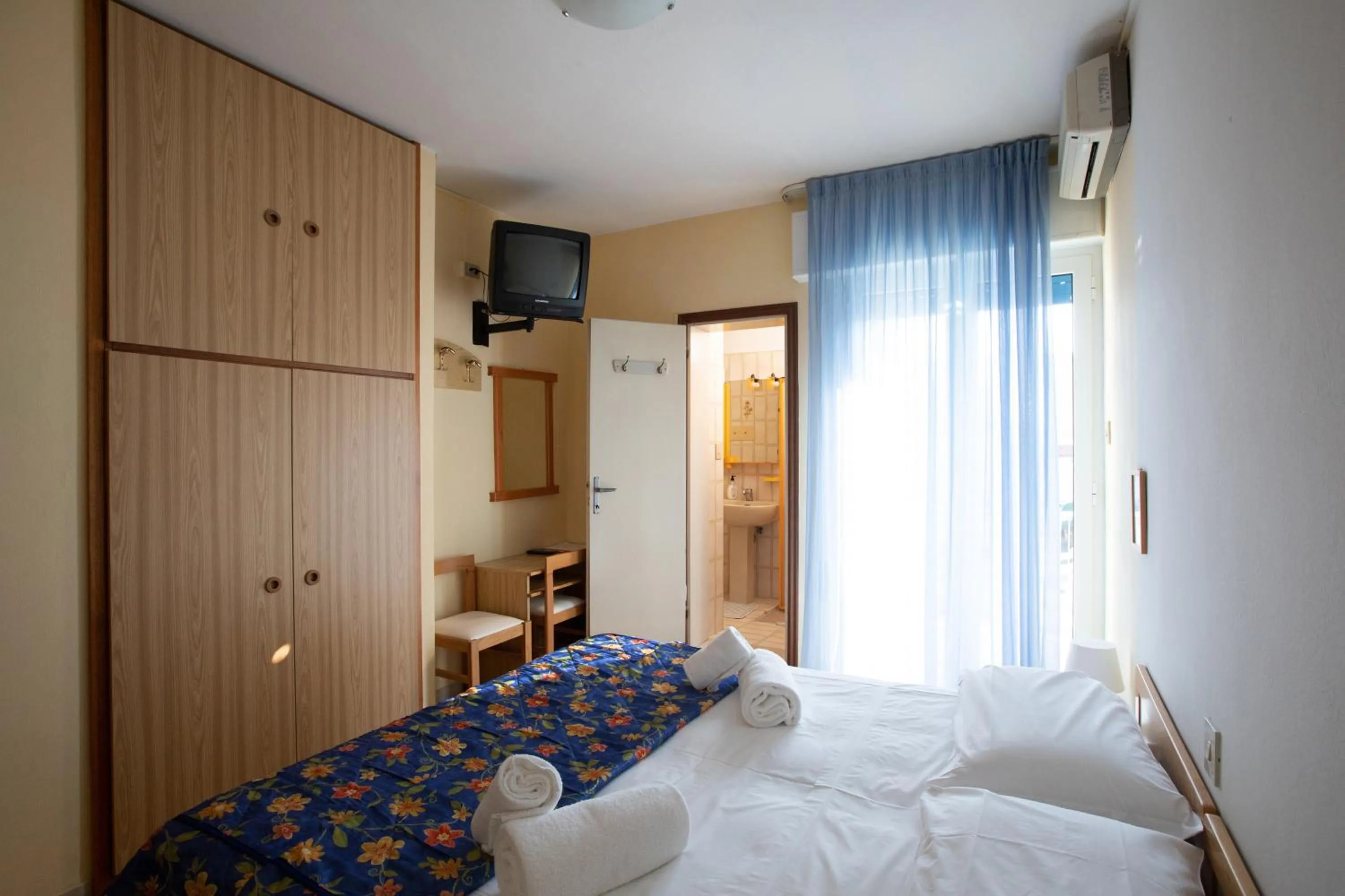 Toilet, Bed in Hotel Danieli