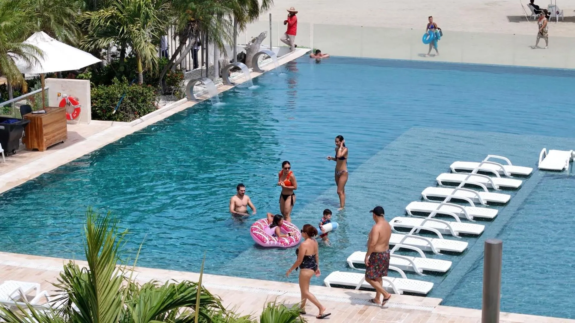 Swimming pool in Tamaca Beach Resort