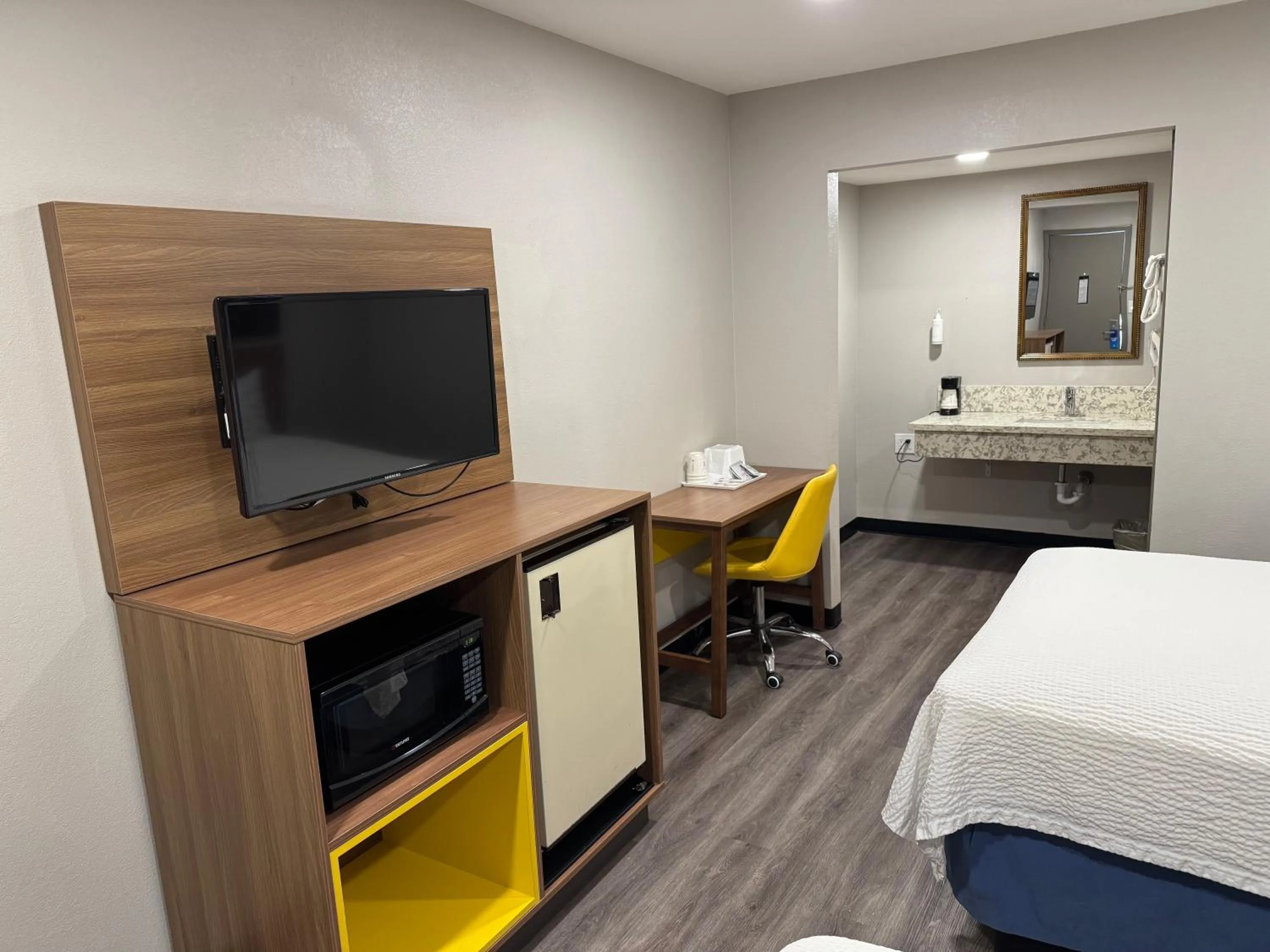 TV and multimedia, Bed in Days Inn by Wyndham Barstow