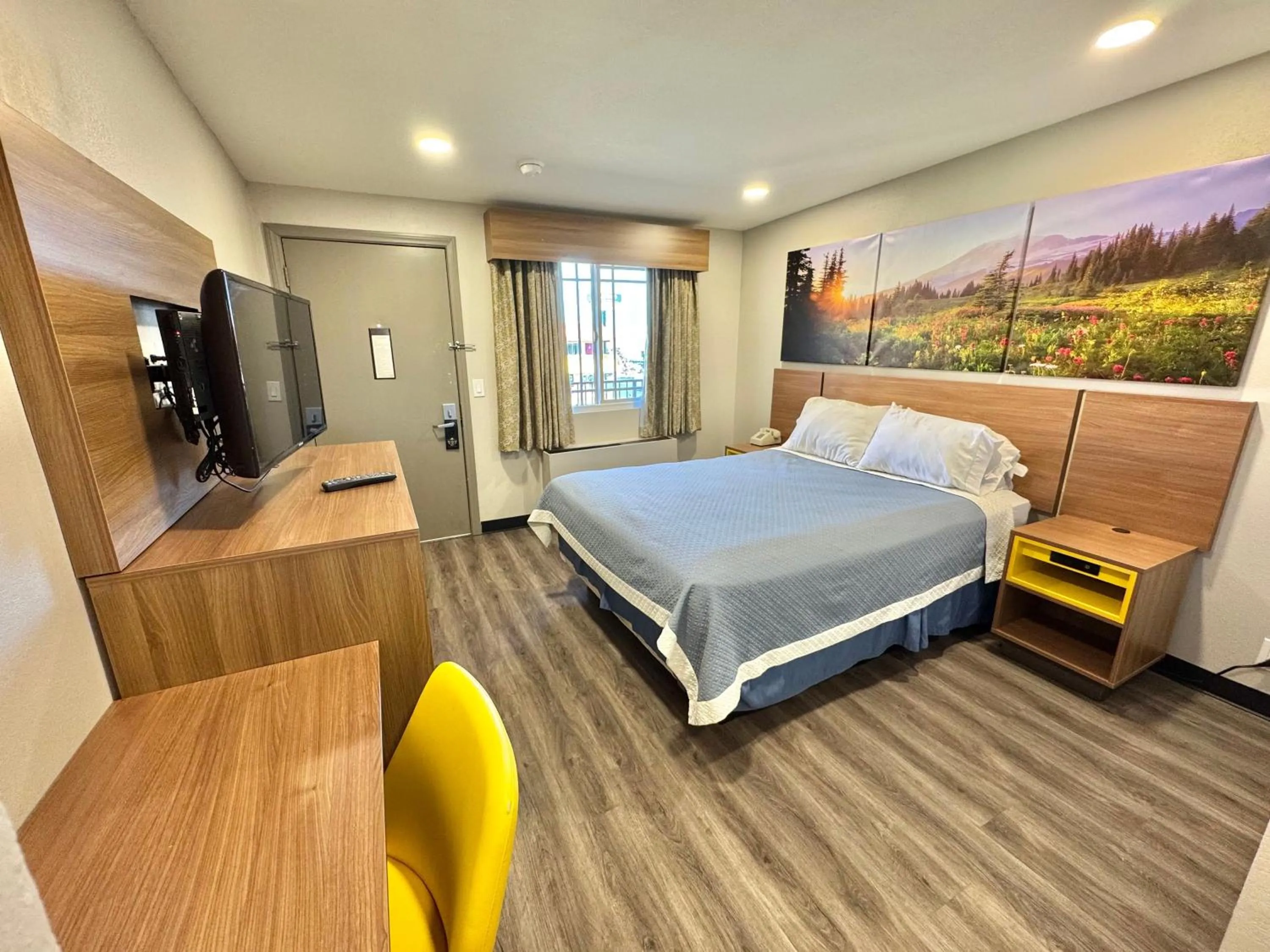 Living room, Bed in Days Inn by Wyndham Barstow