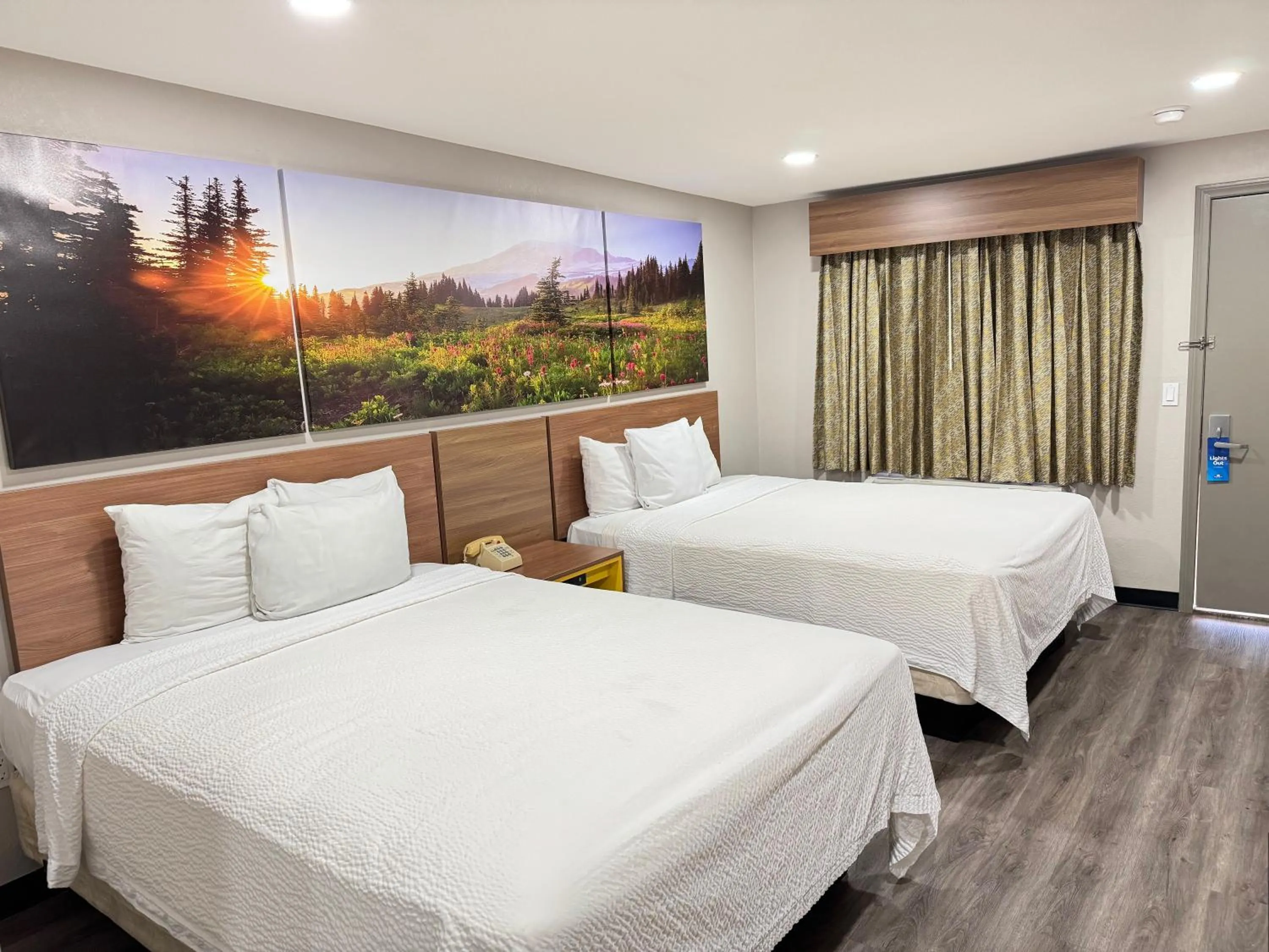 Bedroom, Bed in Days Inn by Wyndham Barstow