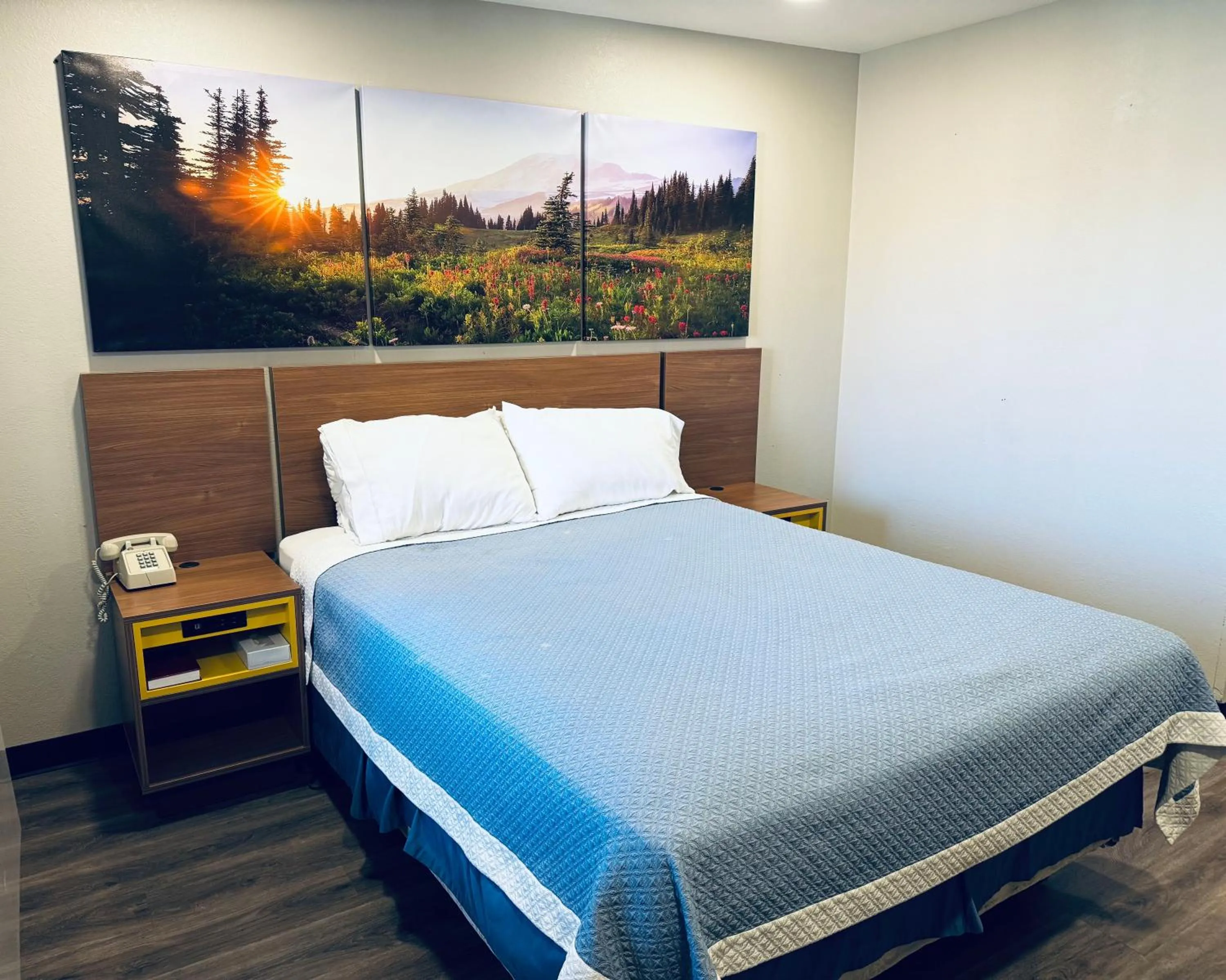 Bed in Days Inn by Wyndham Barstow
