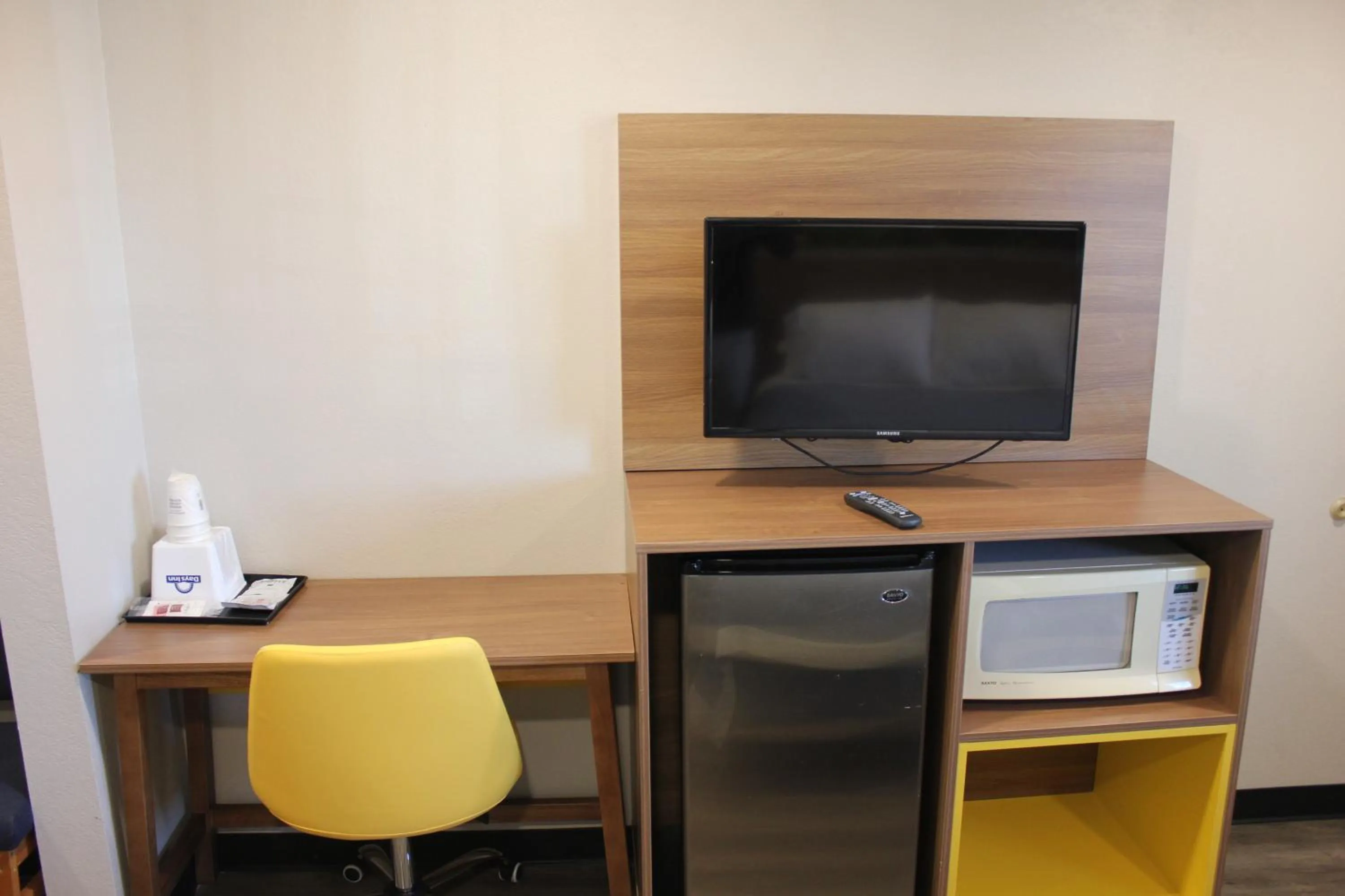 TV and multimedia in Days Inn by Wyndham Barstow